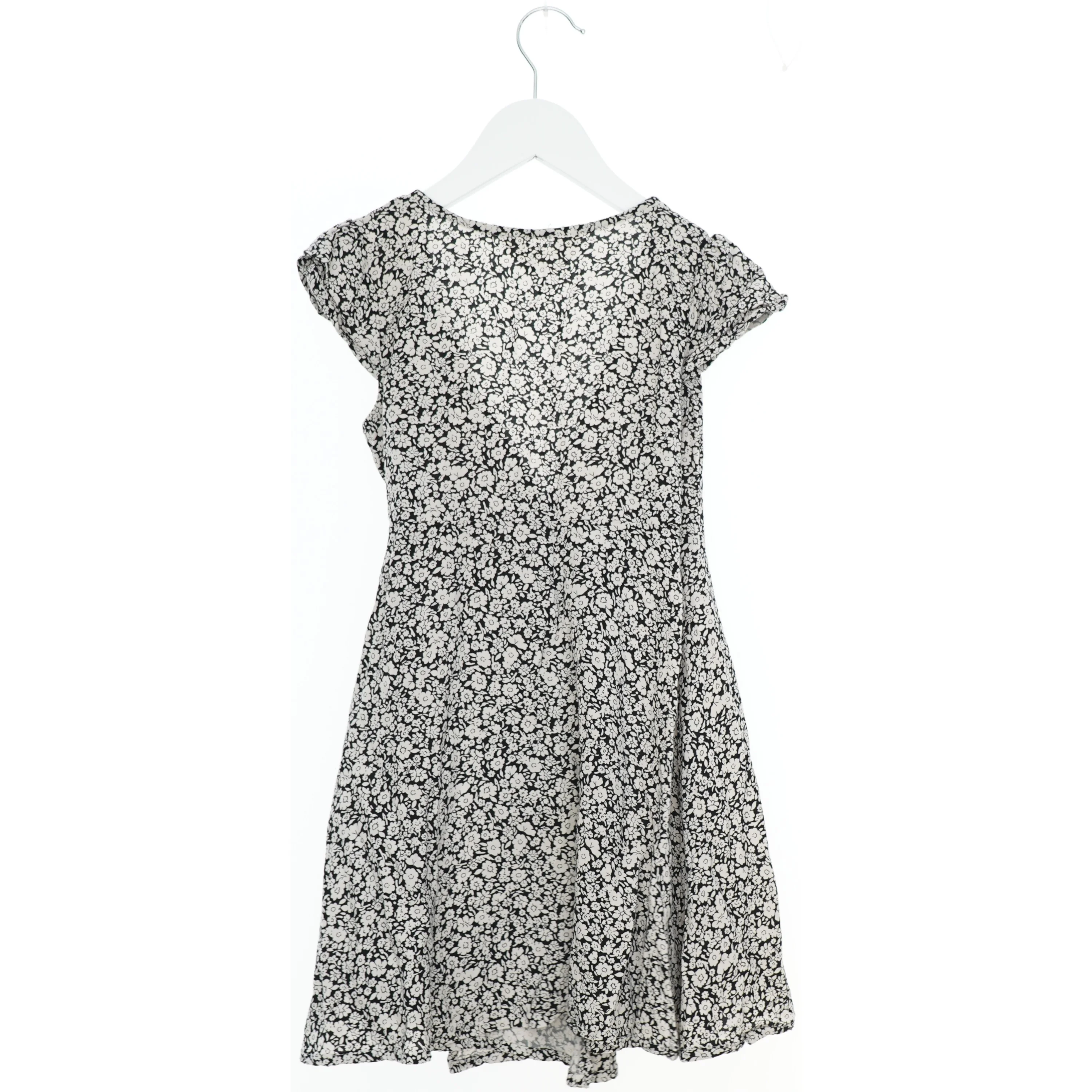 Blomsterkjole med dyb v-hals fra H&M (str. 140)