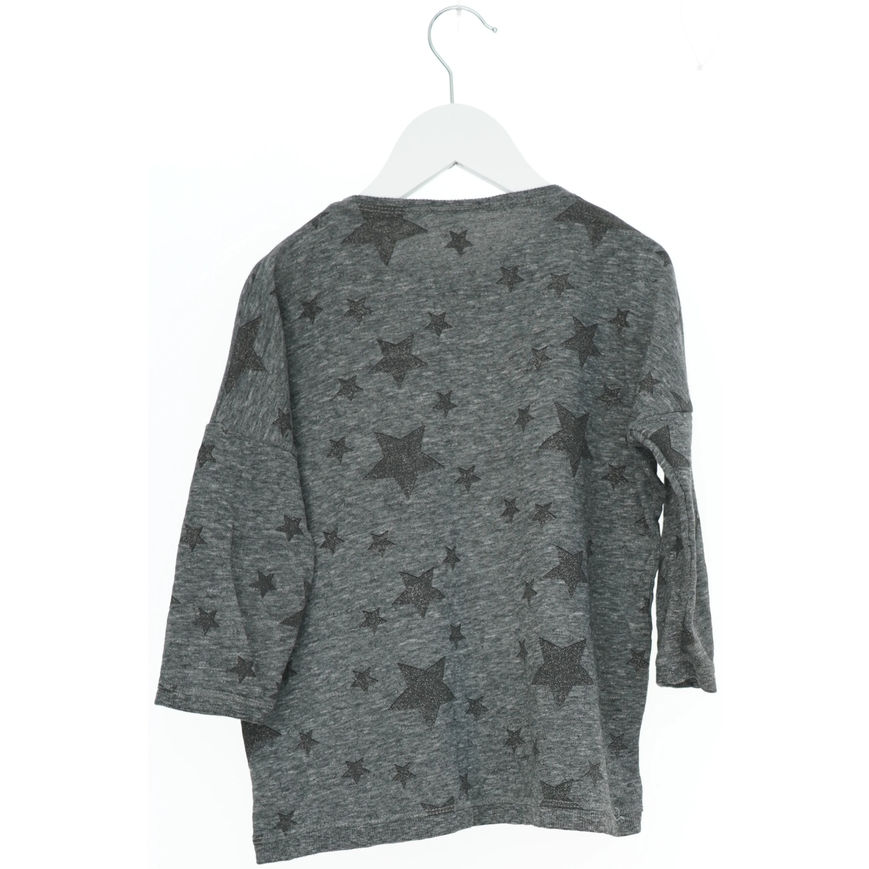 Grå sweatshirt med stjernemønster fra Sofie Schnoor (str. 140)