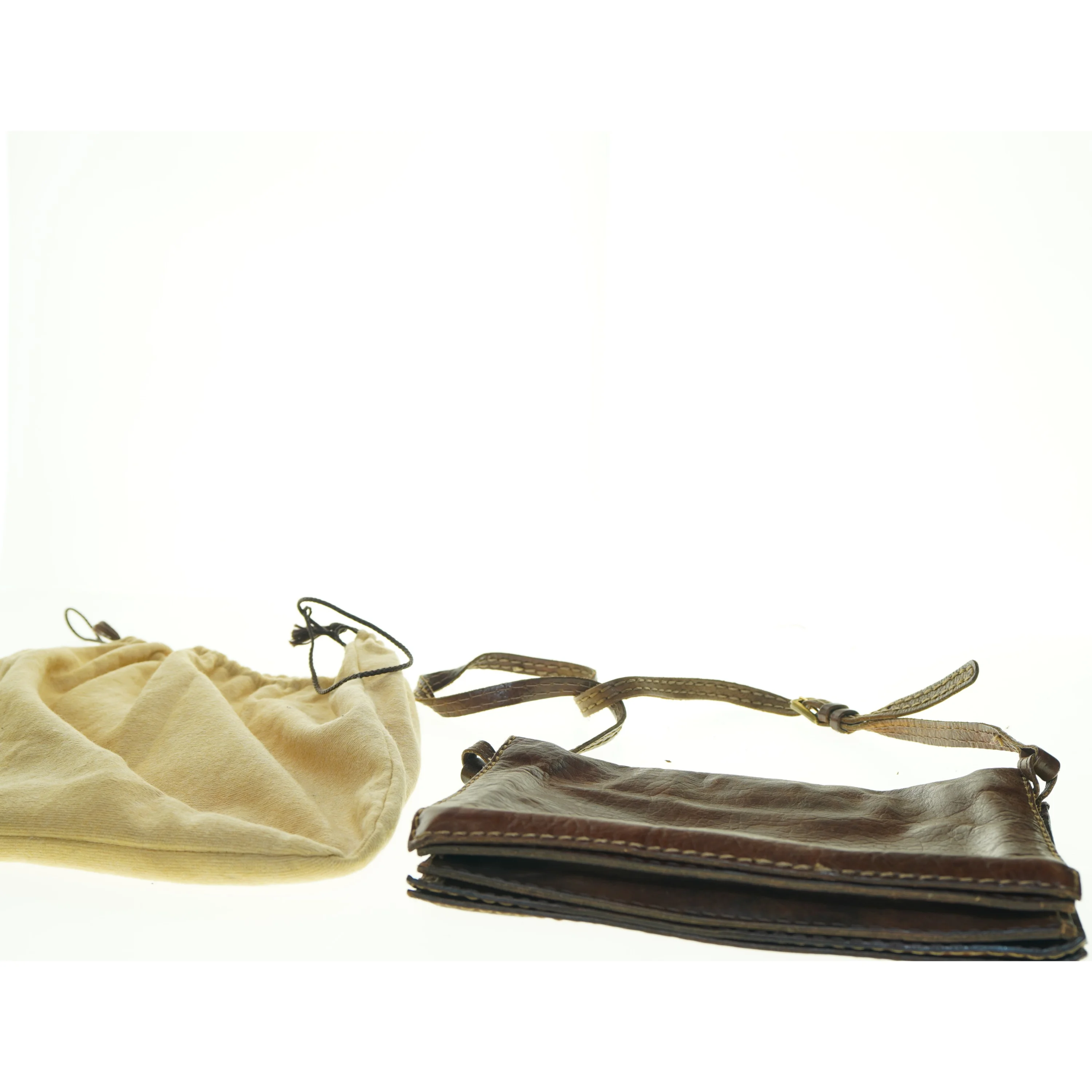 Læder pung med skulderrem fra Moriconelli (str. 20 x 28 cm)