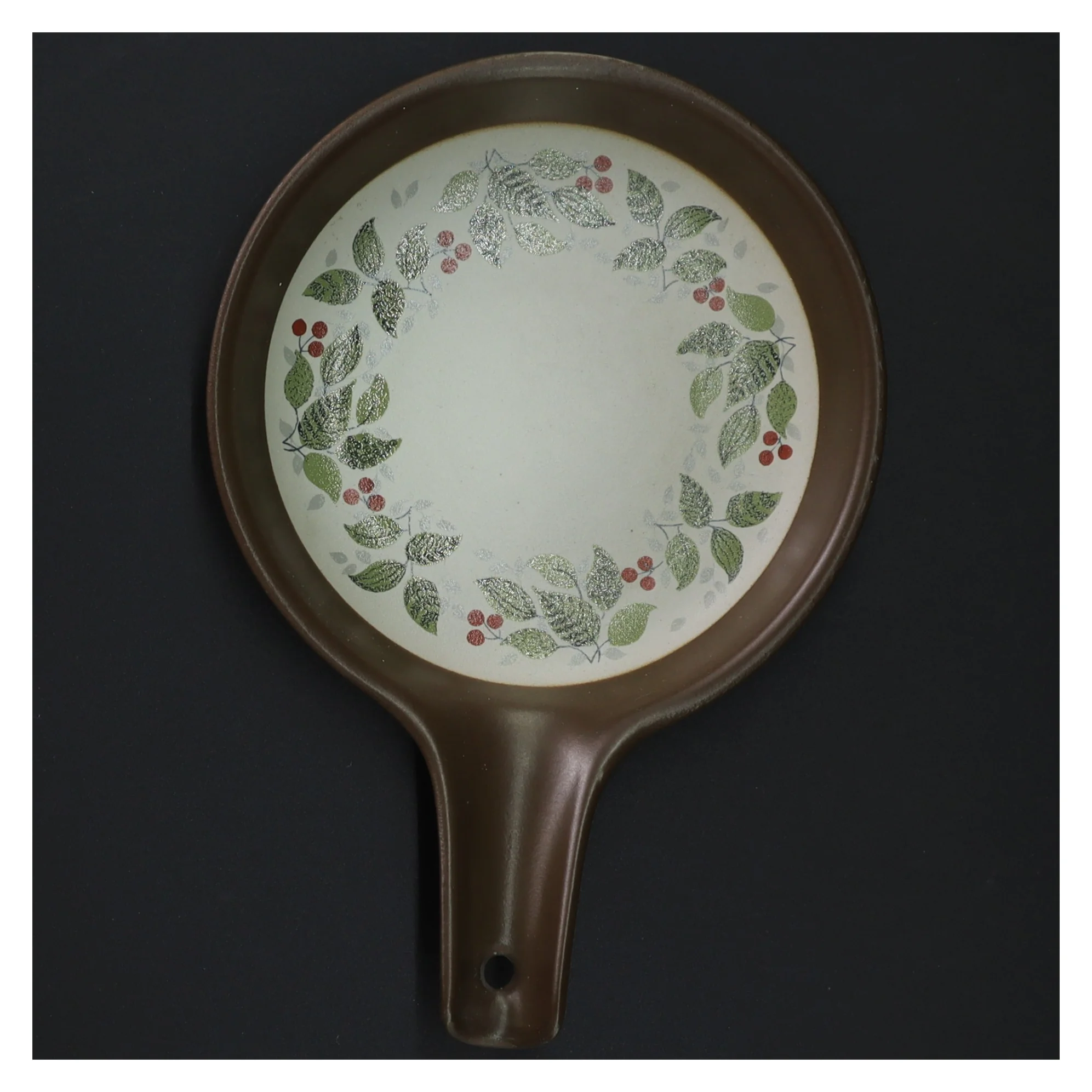 Dekoreret keramisk serveringsfad med greb fra Dekor Brazil (str. Ø. 13 cm)