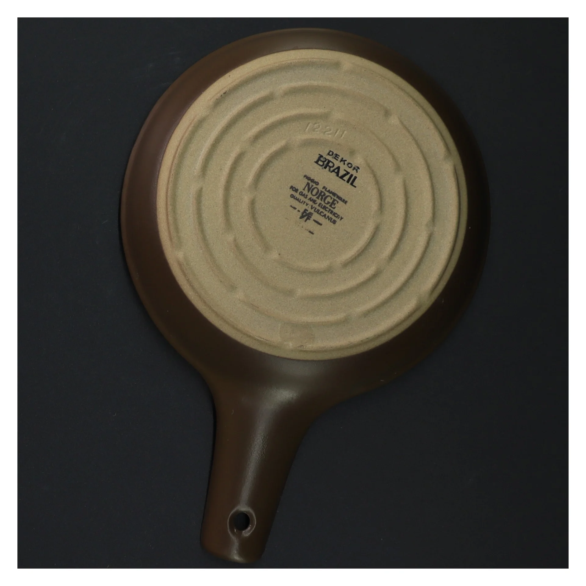 Dekoreret keramisk serveringsfad med greb fra Dekor Brazil (str. Ø. 13 cm)