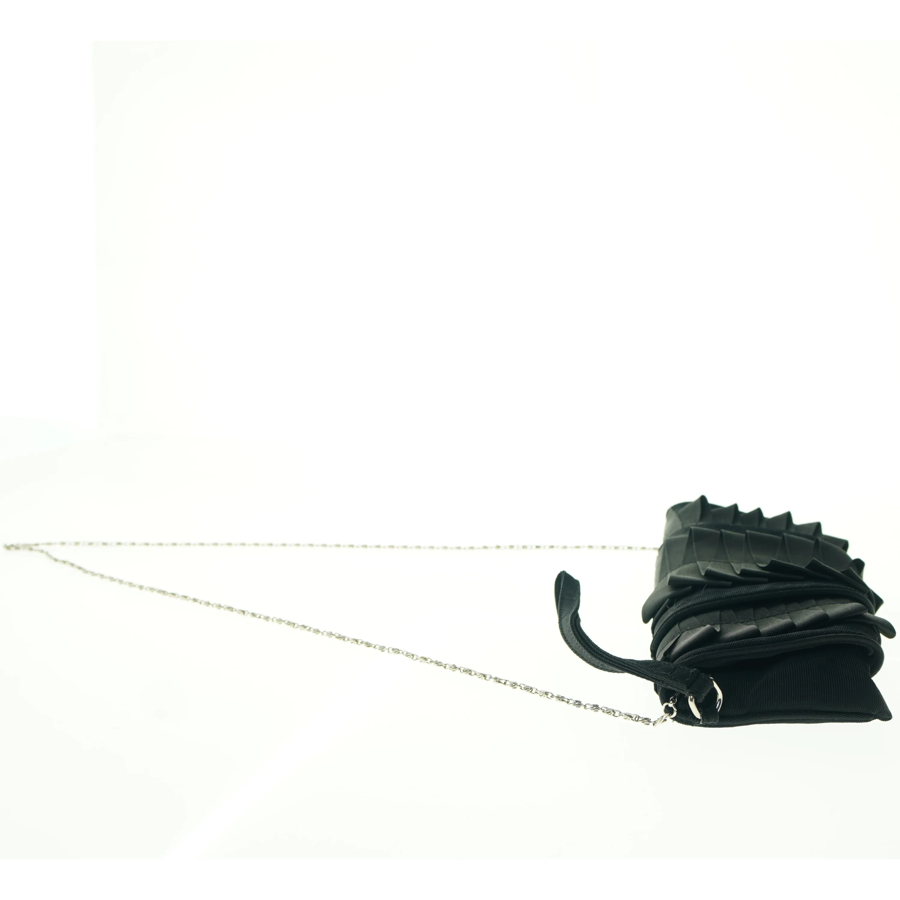 Sort aftenclutch med kæderem