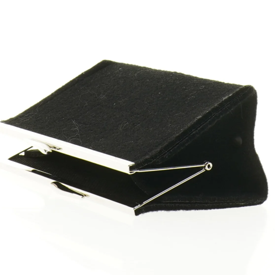 Broderet stofpung med metal lukning fra Goshico (str. 16 x 11 x 7 cm)