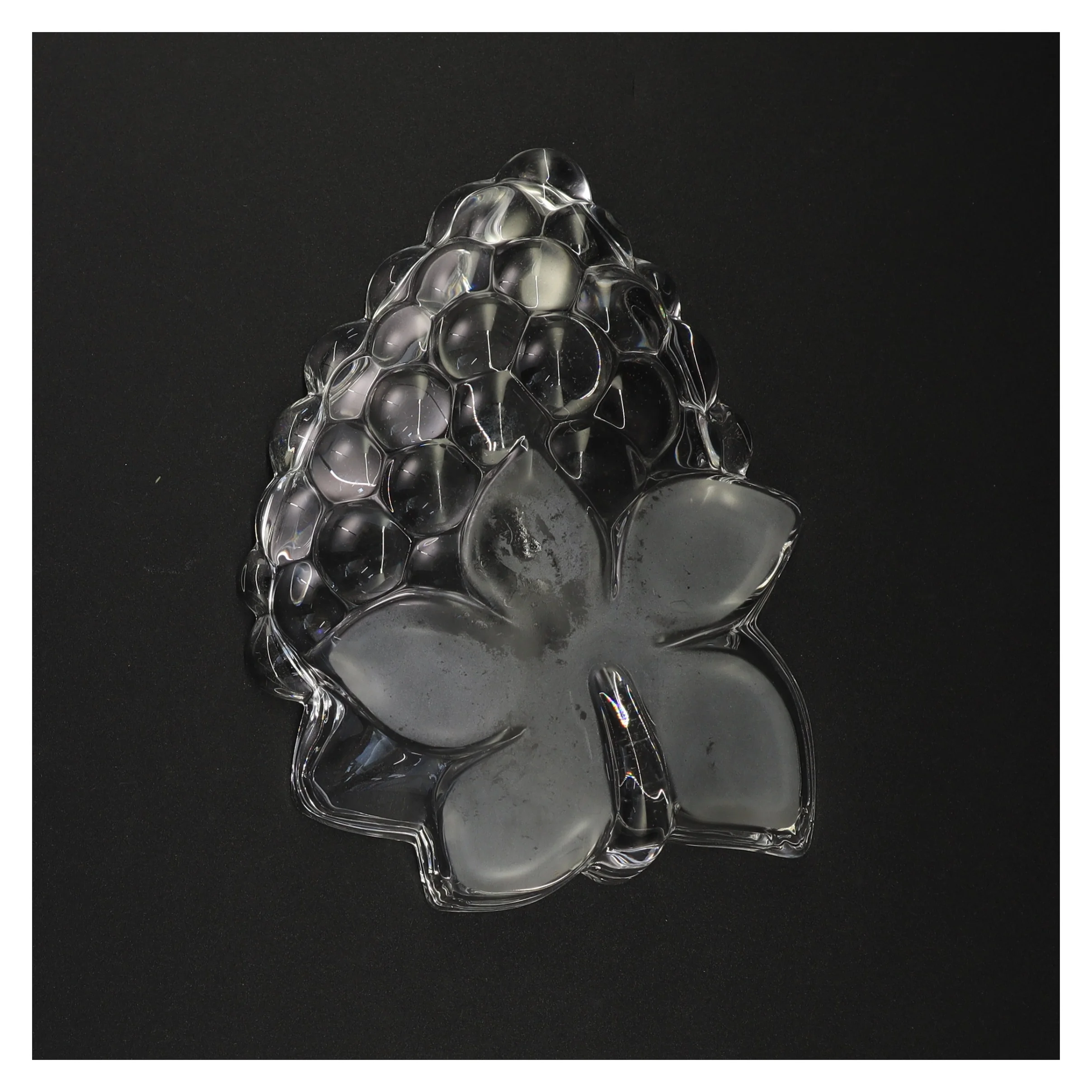 Vindrueformet skål (str. 21 x 16 cm)