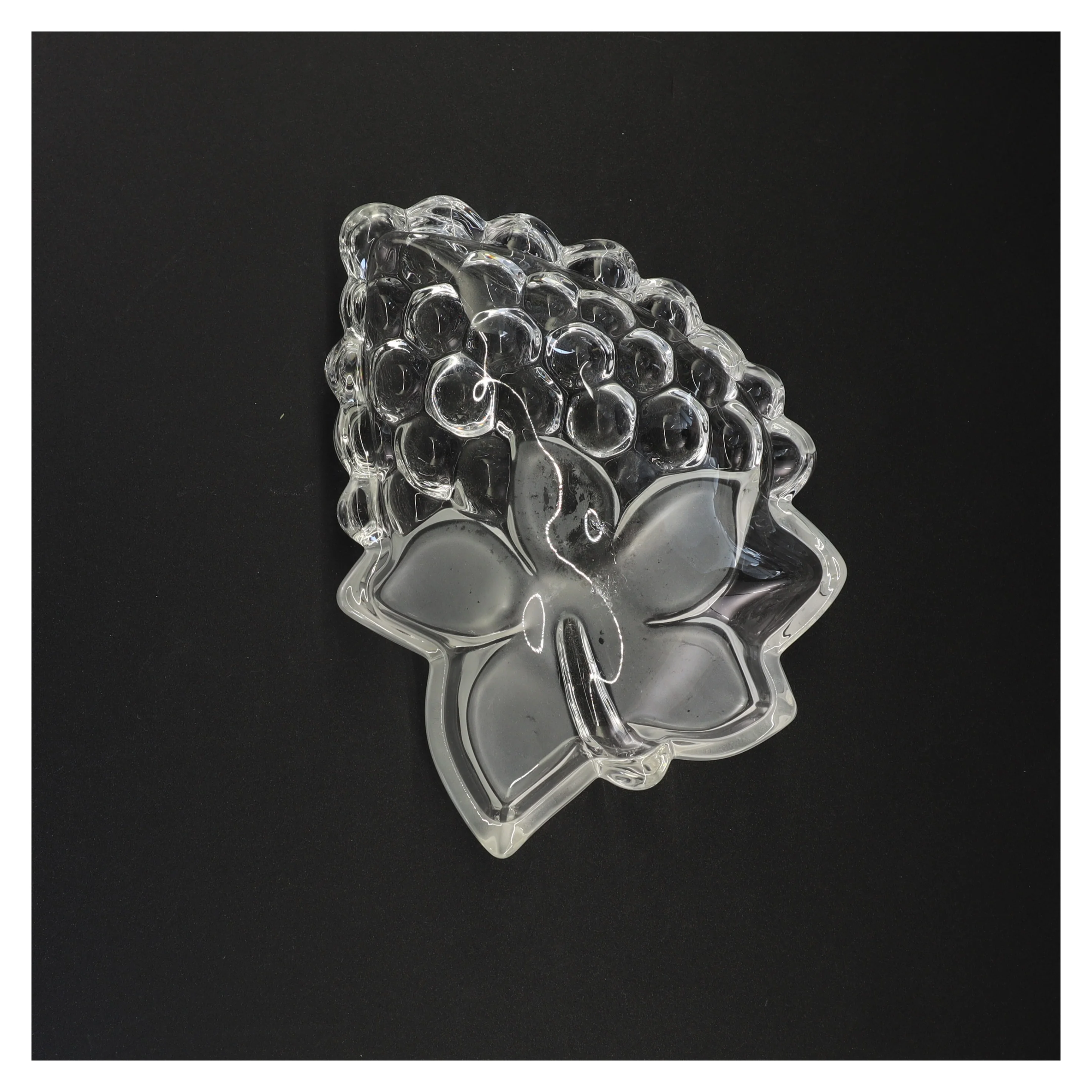 Vindrueformet skål (str. 21 x 16 cm)