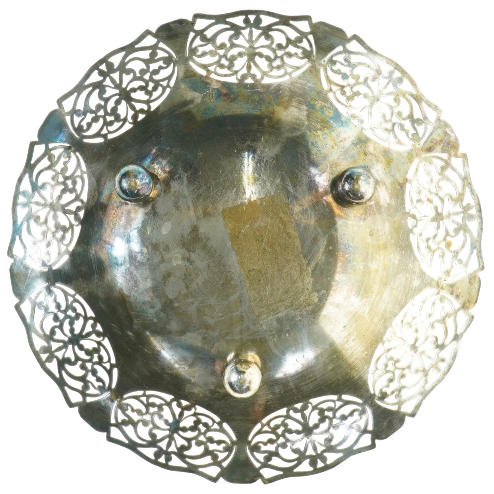 Sølvfarvet fad med gennembrudt kant (str. 24 x 6 cm)