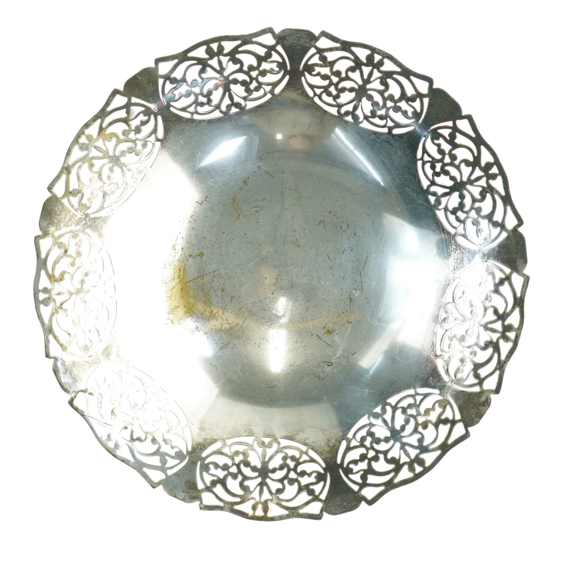 Sølvfarvet fad med gennembrudt kant (str. 24 x 6 cm)