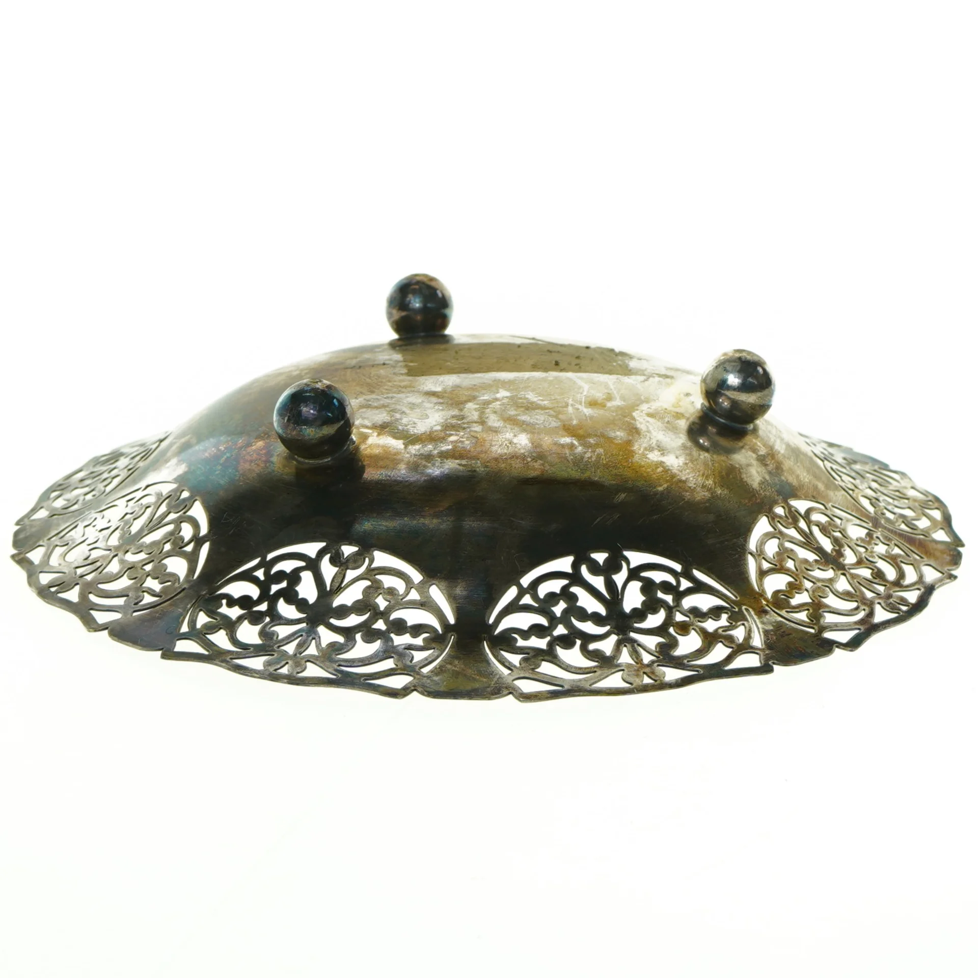 Sølvfarvet fad med gennembrudt kant (str. 24 x 6 cm)