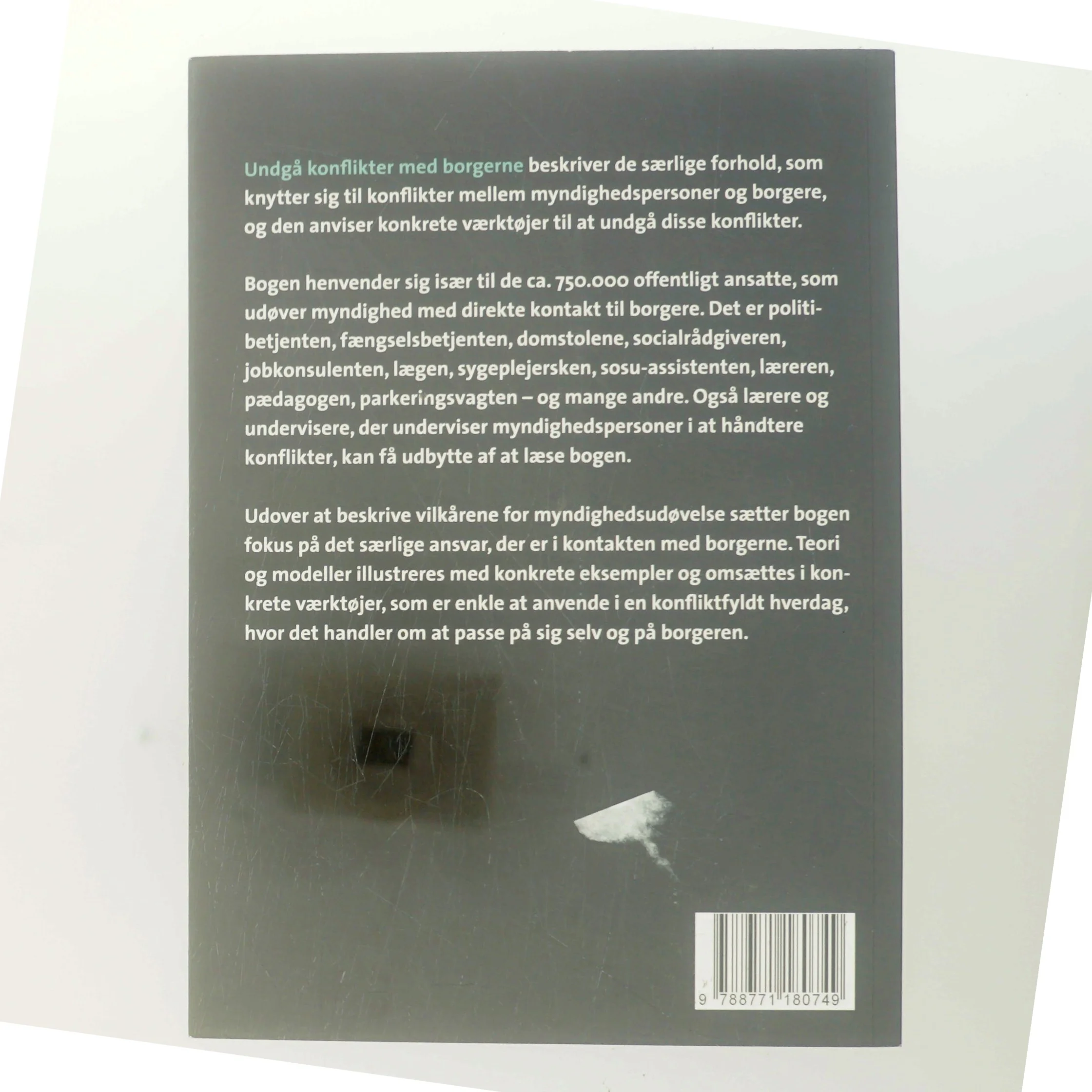 Undgå konflikter med borgerne : konfliktværktøjer for offentligt ansatte (myndighedsudøvere) af Merete Hessel (f. 1957) (Bog)