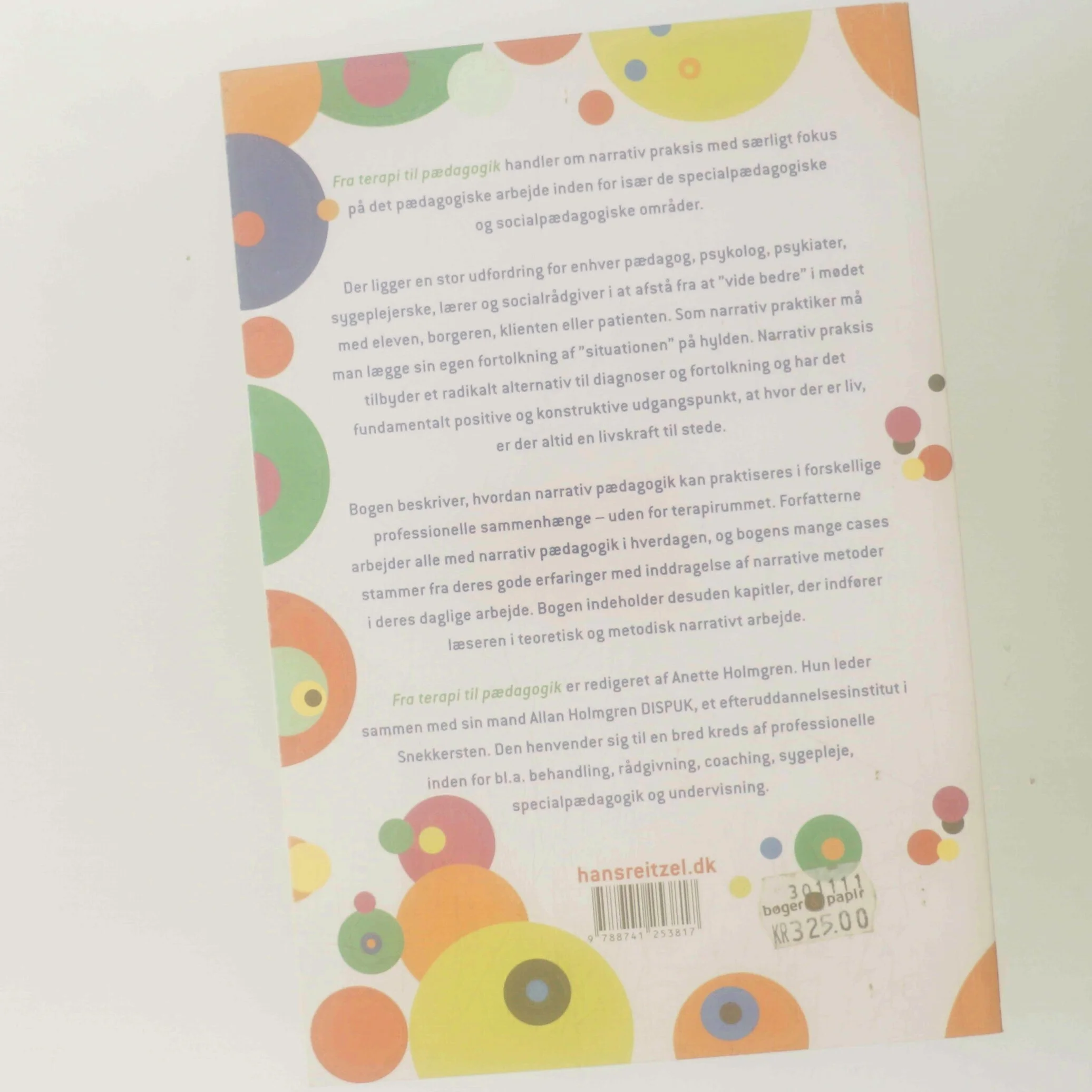 Fra terapi til pædagogik : en brugsbog i narrativ praksis af Anette Holmgren (Bog)