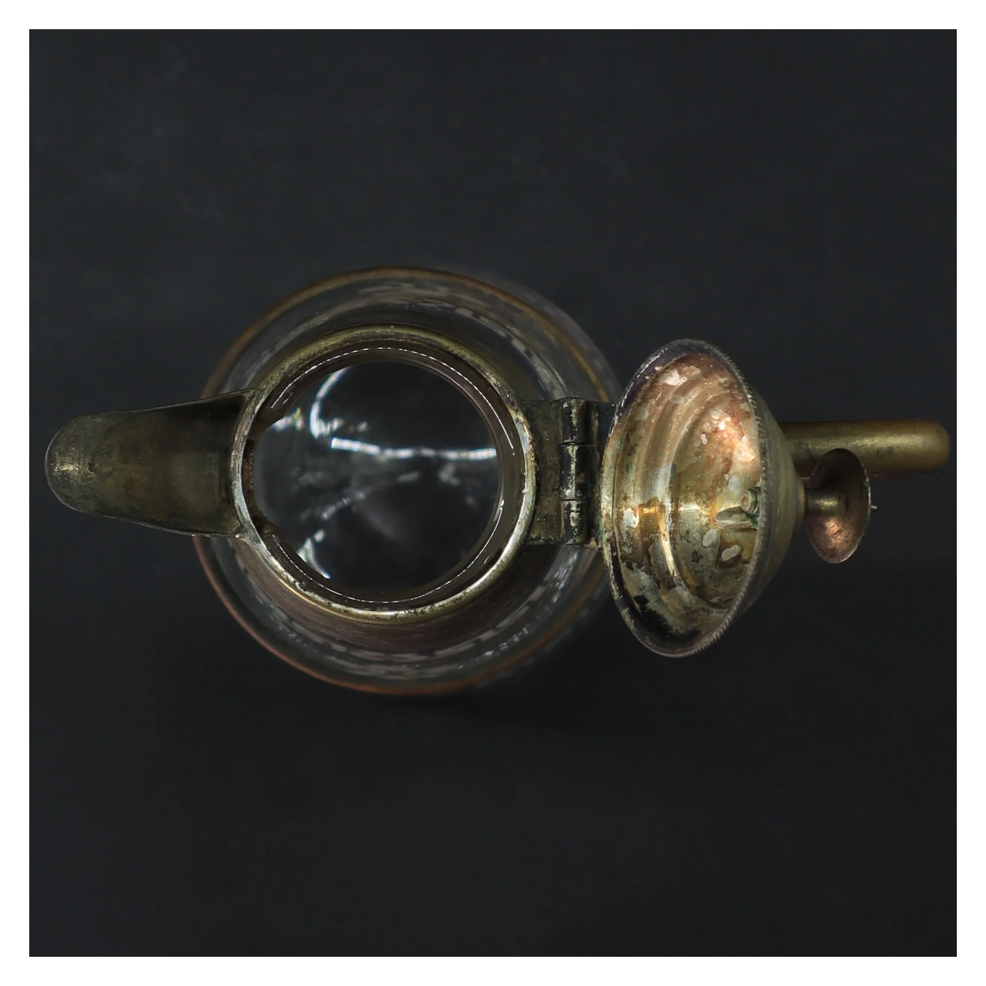 Antik karaffel i slebet glas og metal (str. 29 cm)