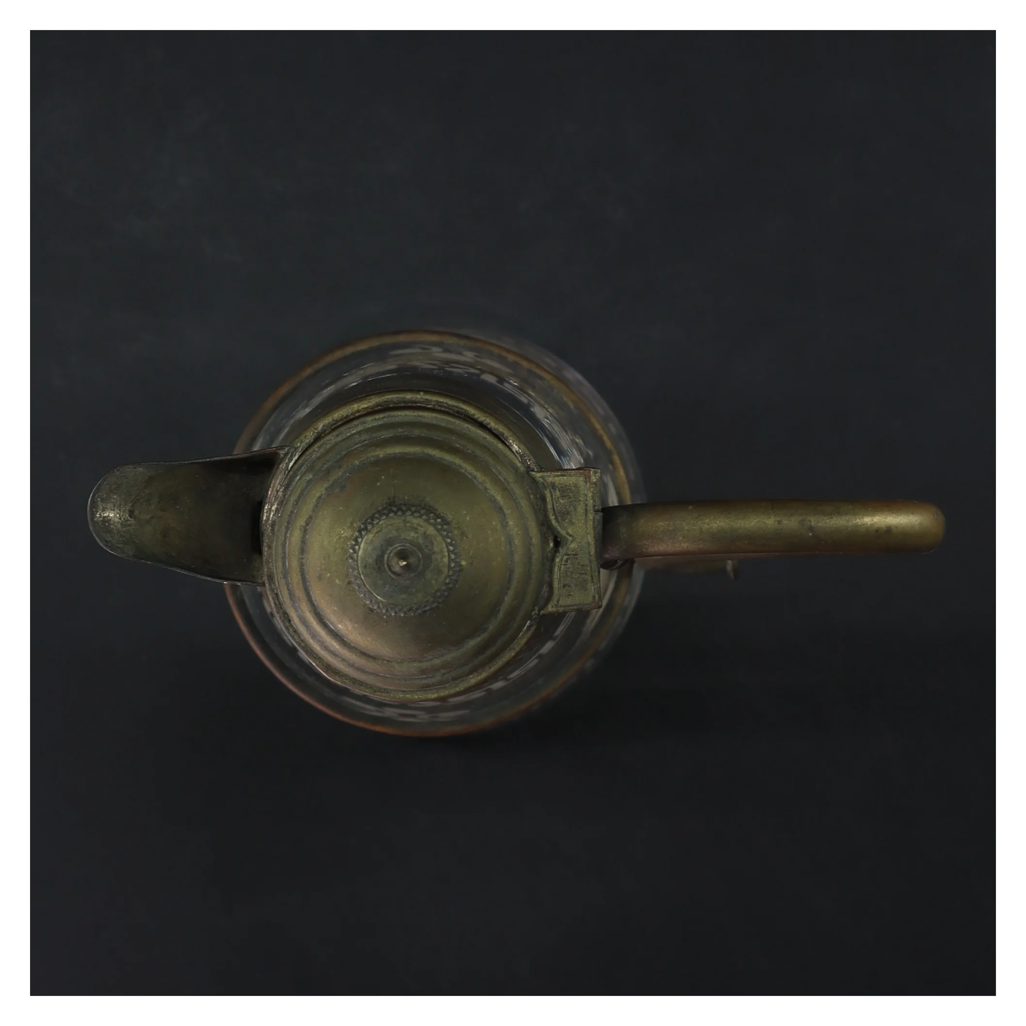 Antik karaffel i slebet glas og metal (str. 29 cm)