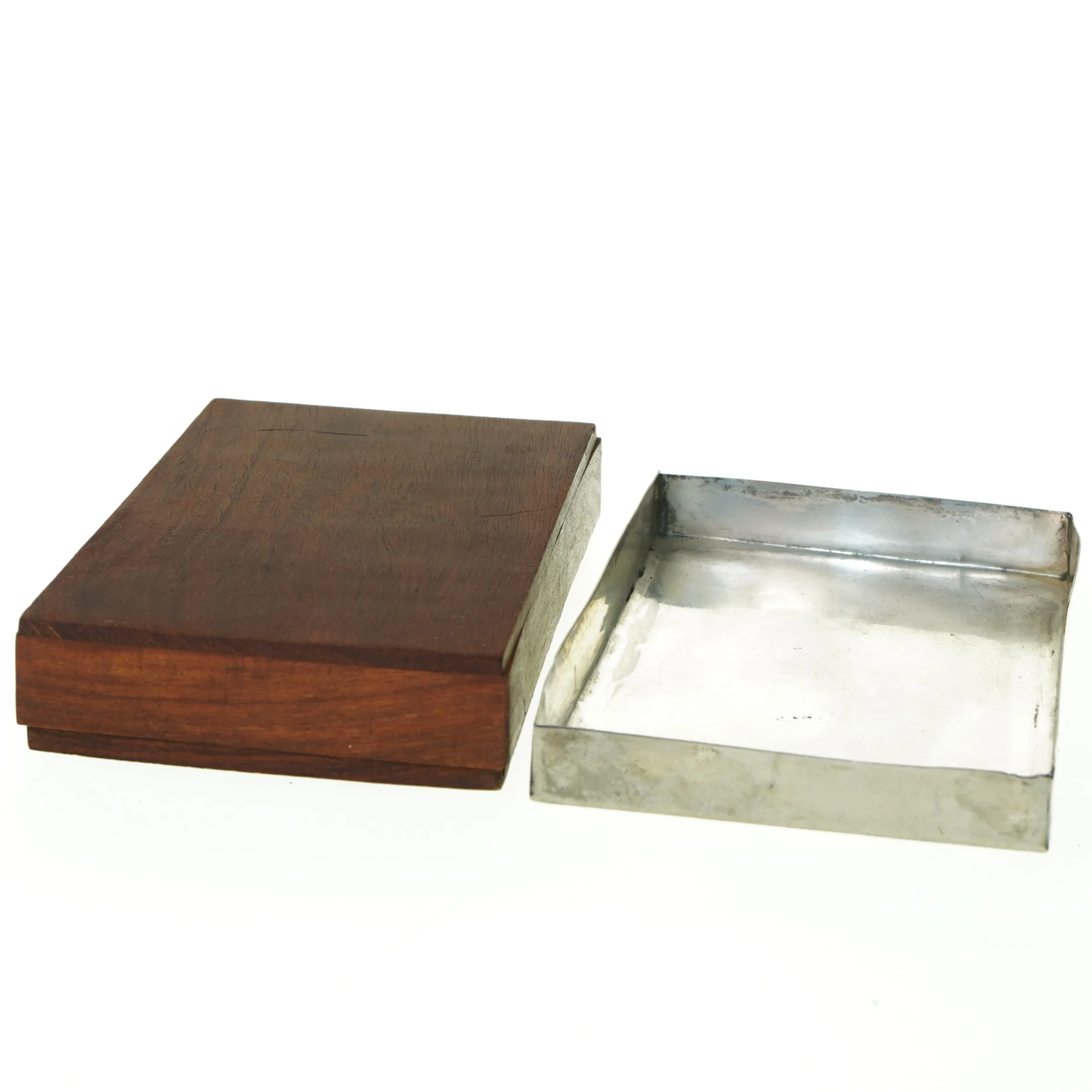 Ældre trææske med ciseleret metal låg (str. 10 x 15 cm)