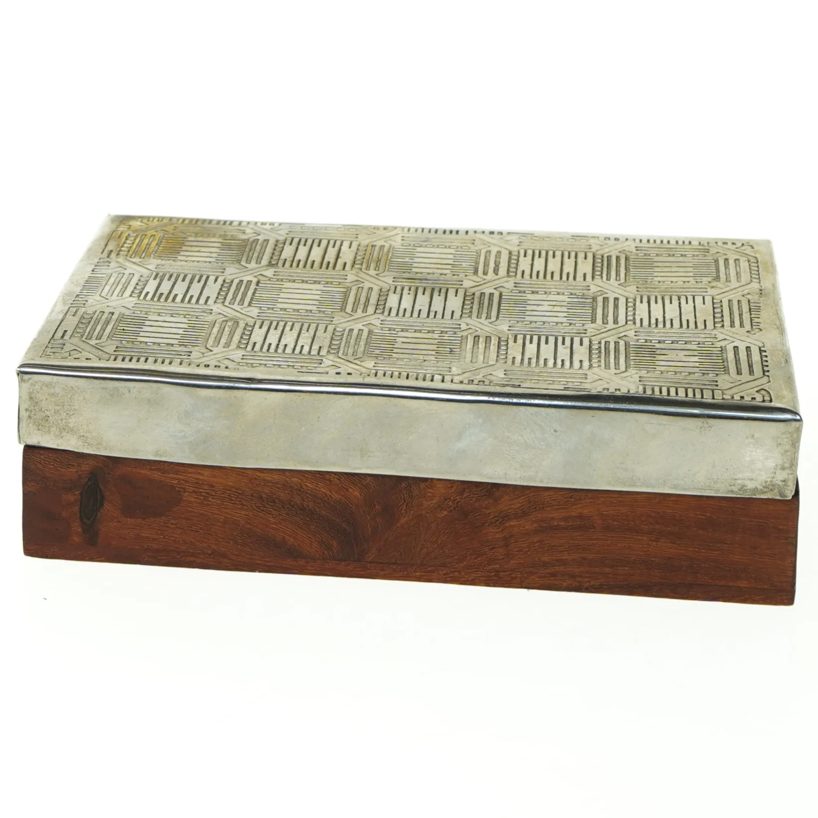 Ældre trææske med ciseleret metal låg (str. 10 x 15 cm)