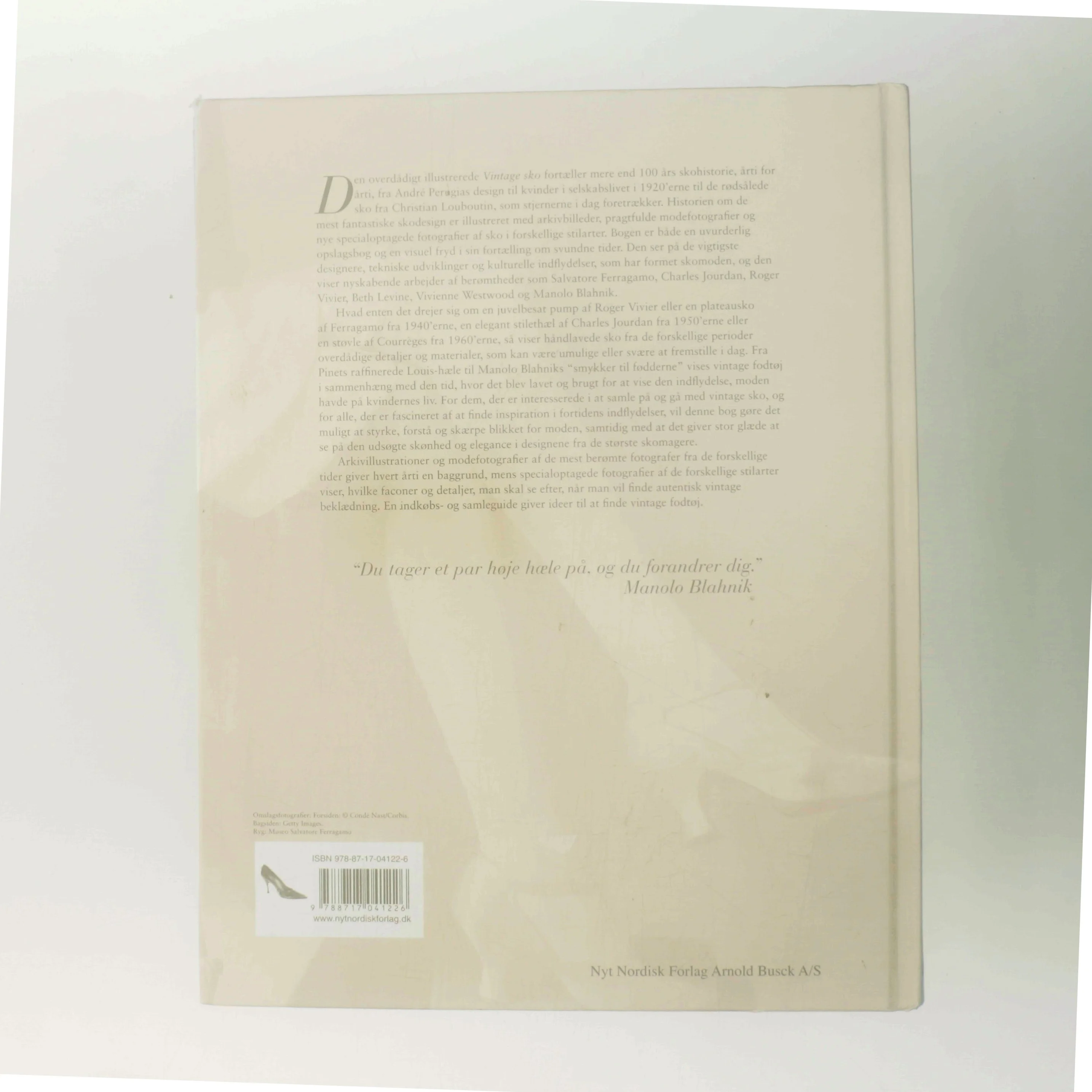 Vintage sko : en inspirerende rejse gennem det 20. århundredes designersko af Caroline Cox (Bog)