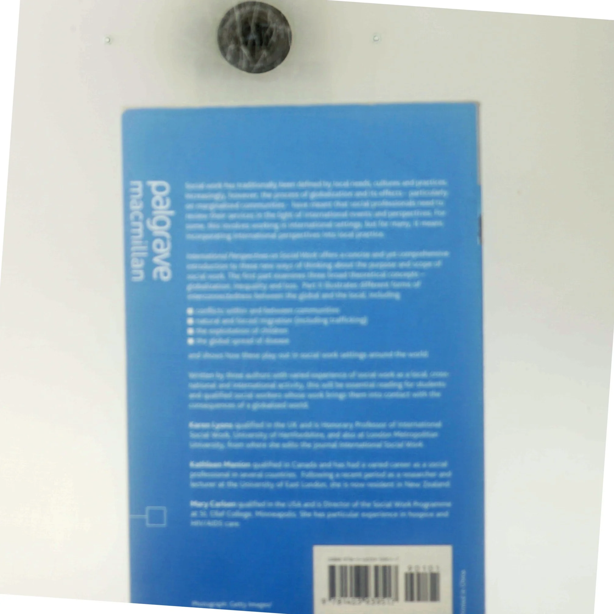 International perspectives on social work : global conditions and local practice (Bog)