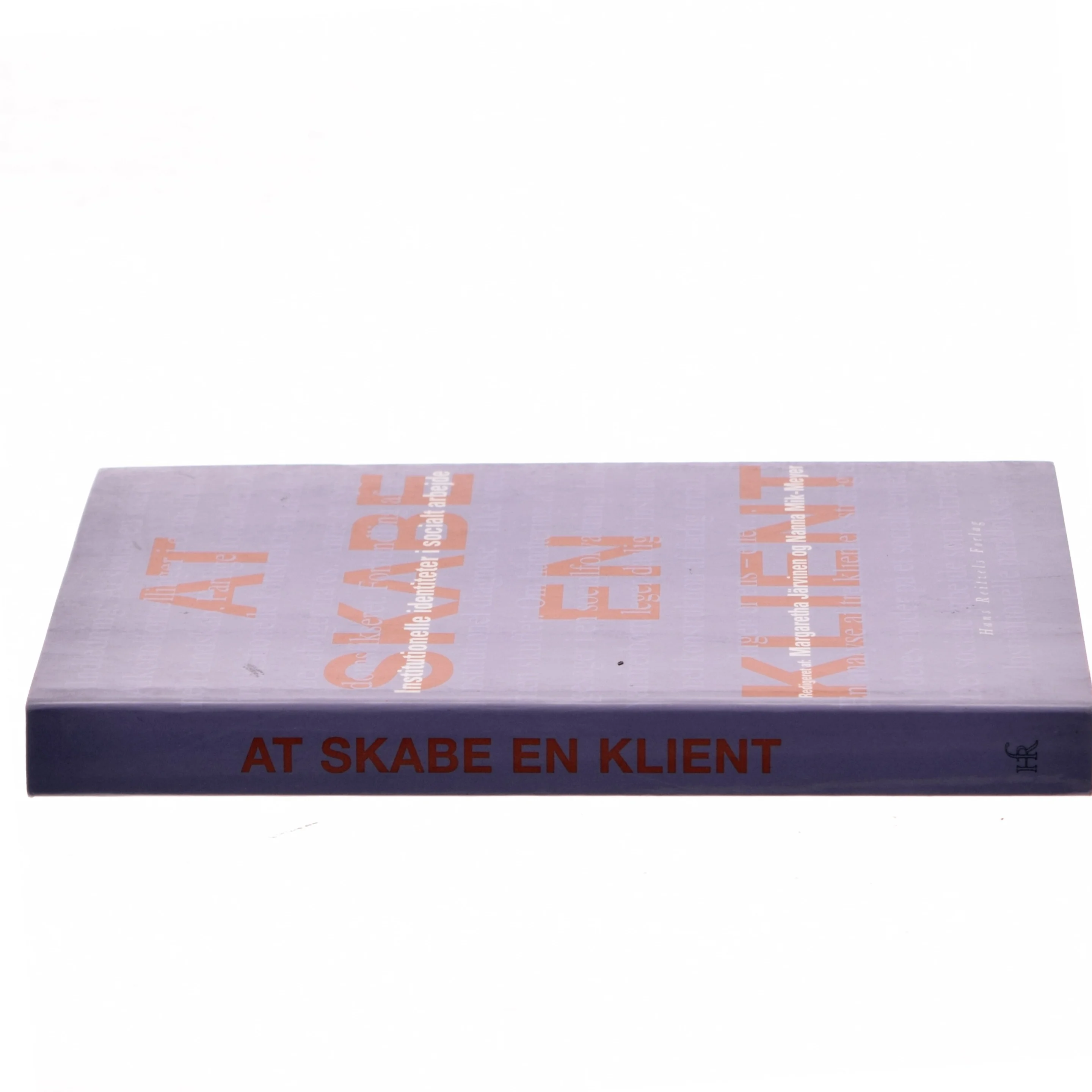 At skabe en klient : institutionelle identiteter i socialt arbejde (Bog)