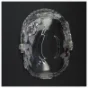 Kurv i krystal glas med blomsterdekoration (str. 20 x 16 x 17 cm)