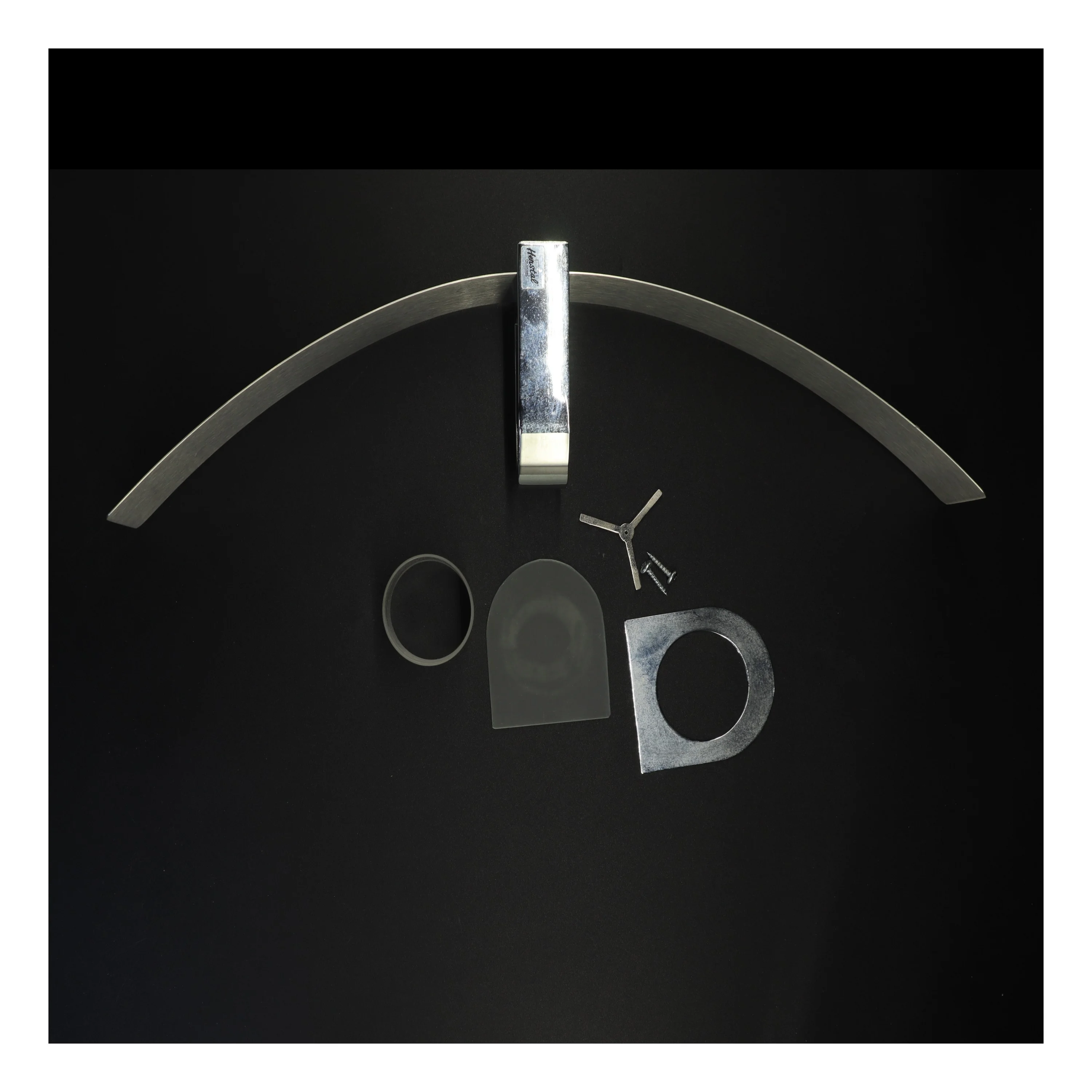 Væghængt lyseholder Arc i rustfrit stål fra Herstal komplet (str. 51 x 8 cm)