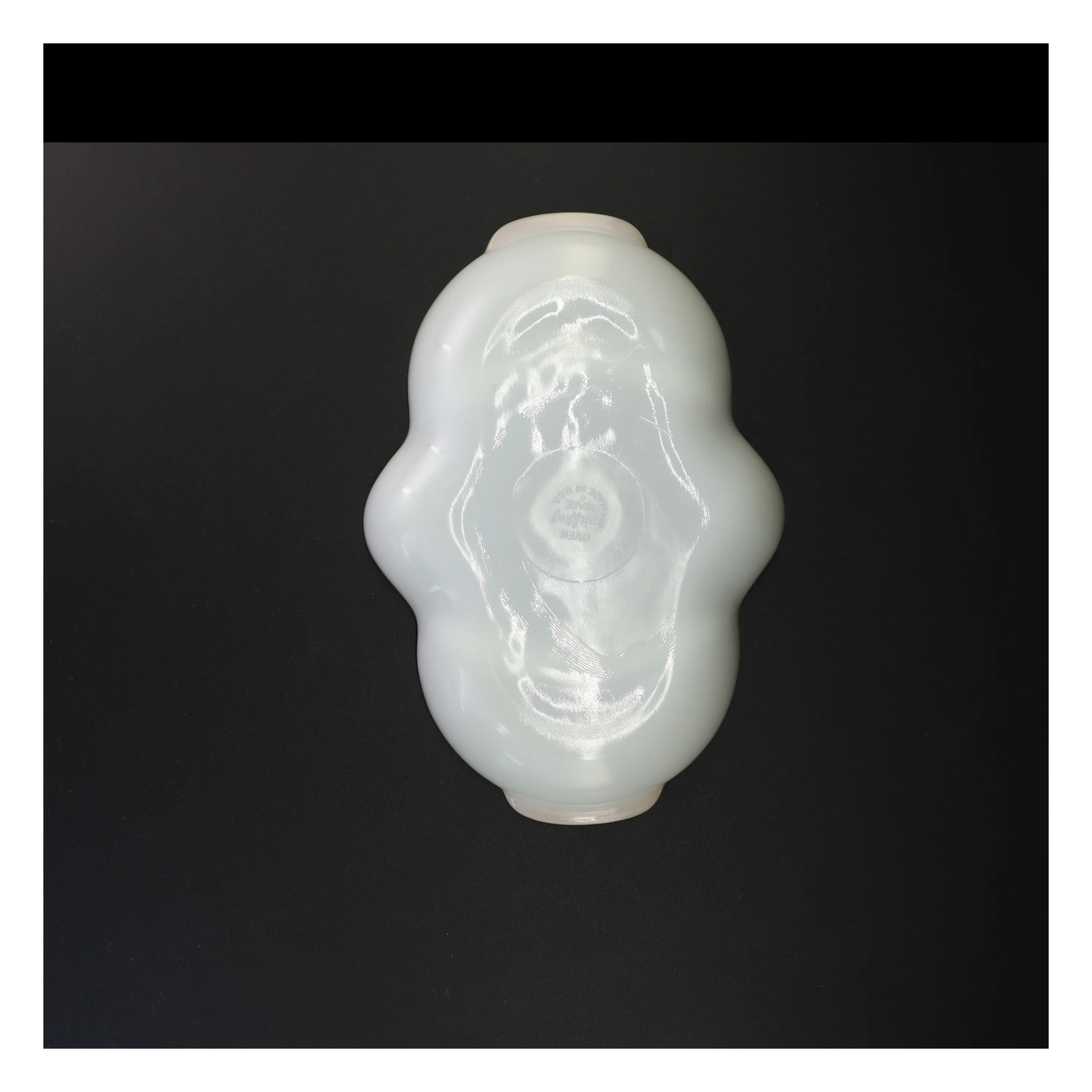 Hvid Opaline mælkeglas ovnfast fad med guldkant fra Fire King (str. 28 x 20 cm)