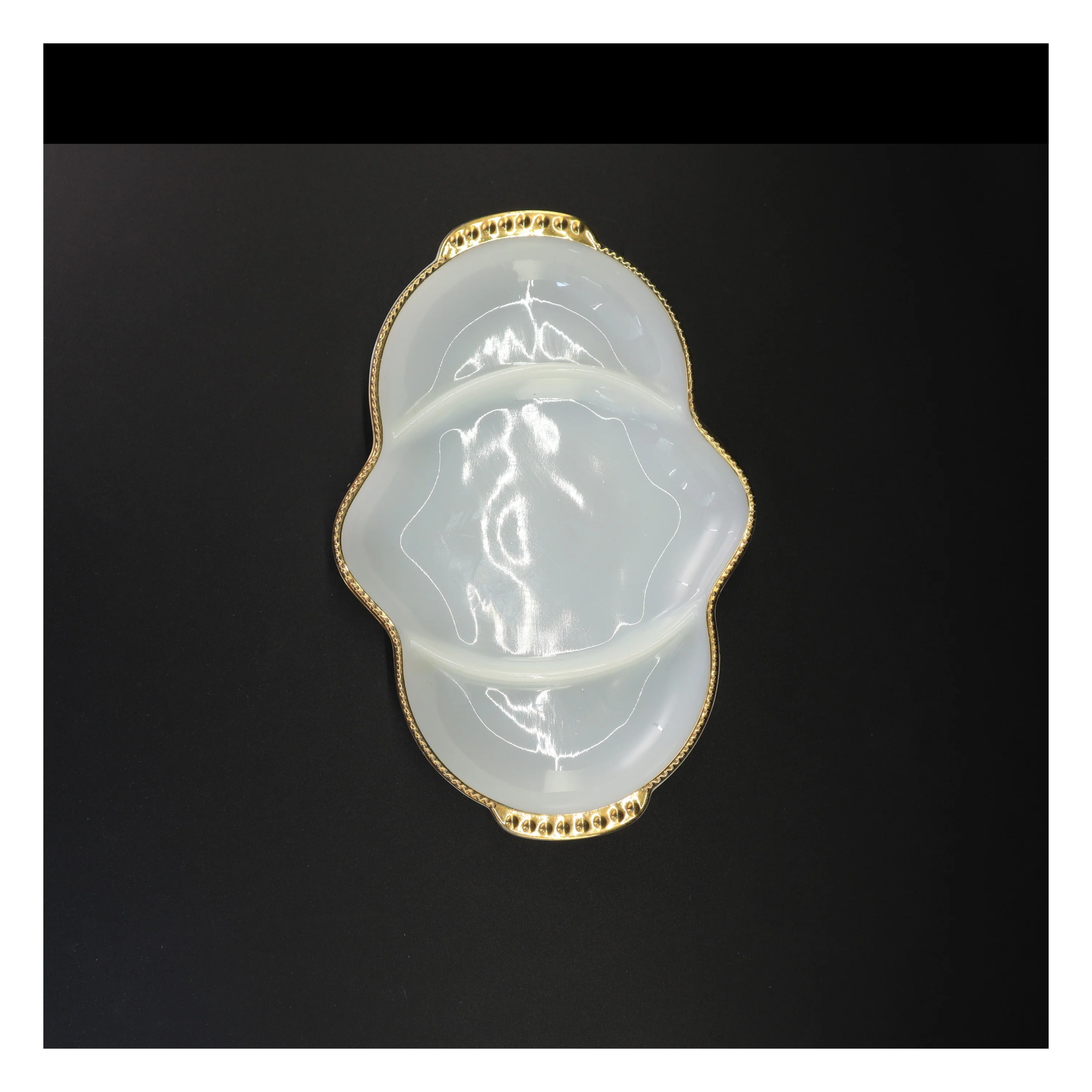 Hvid Opaline mælkeglas ovnfast fad med guldkant fra Fire King (str. 28 x 20 cm)