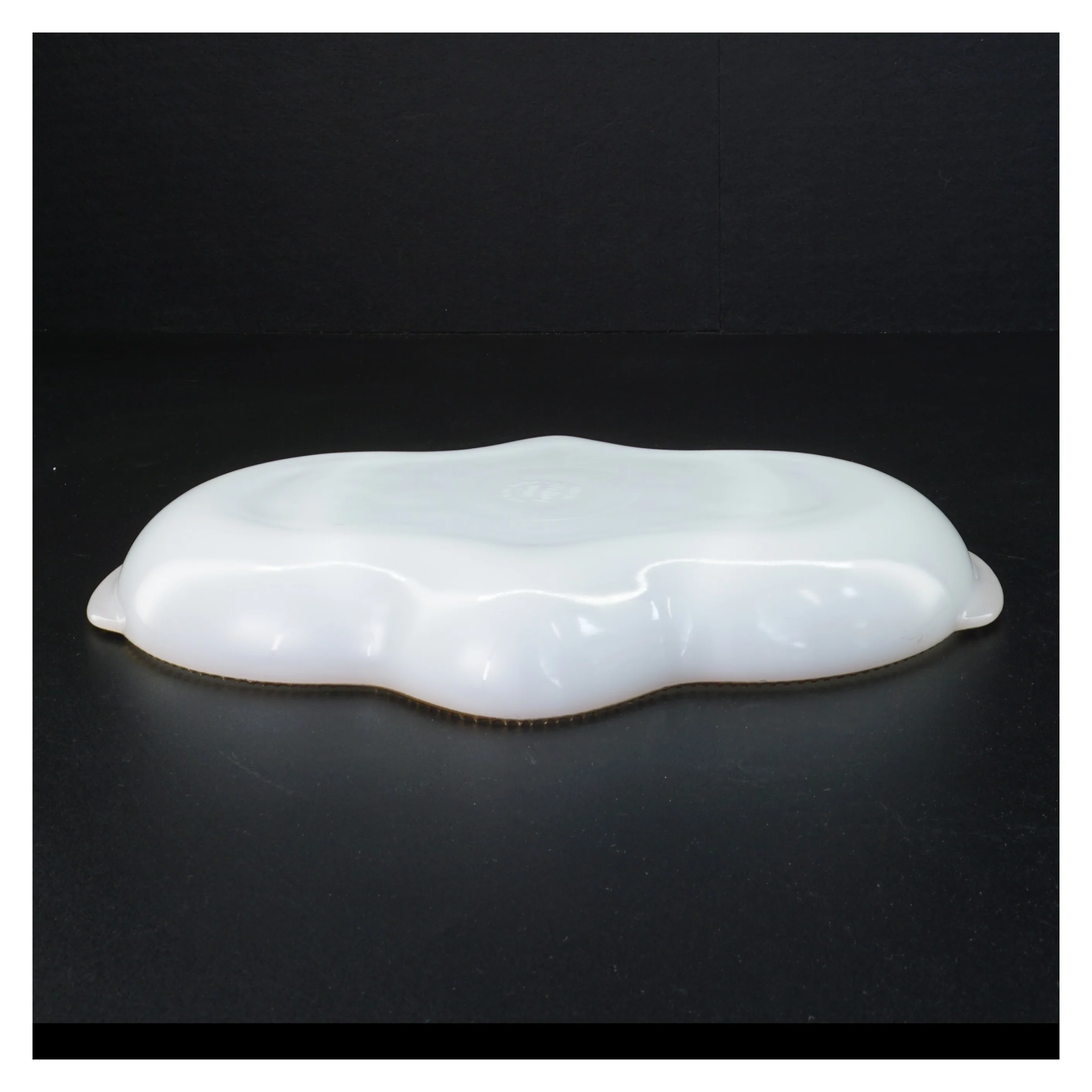 Hvid Opaline mælkeglas ovnfast fad med guldkant fra Fire King (str. 28 x 20 cm)