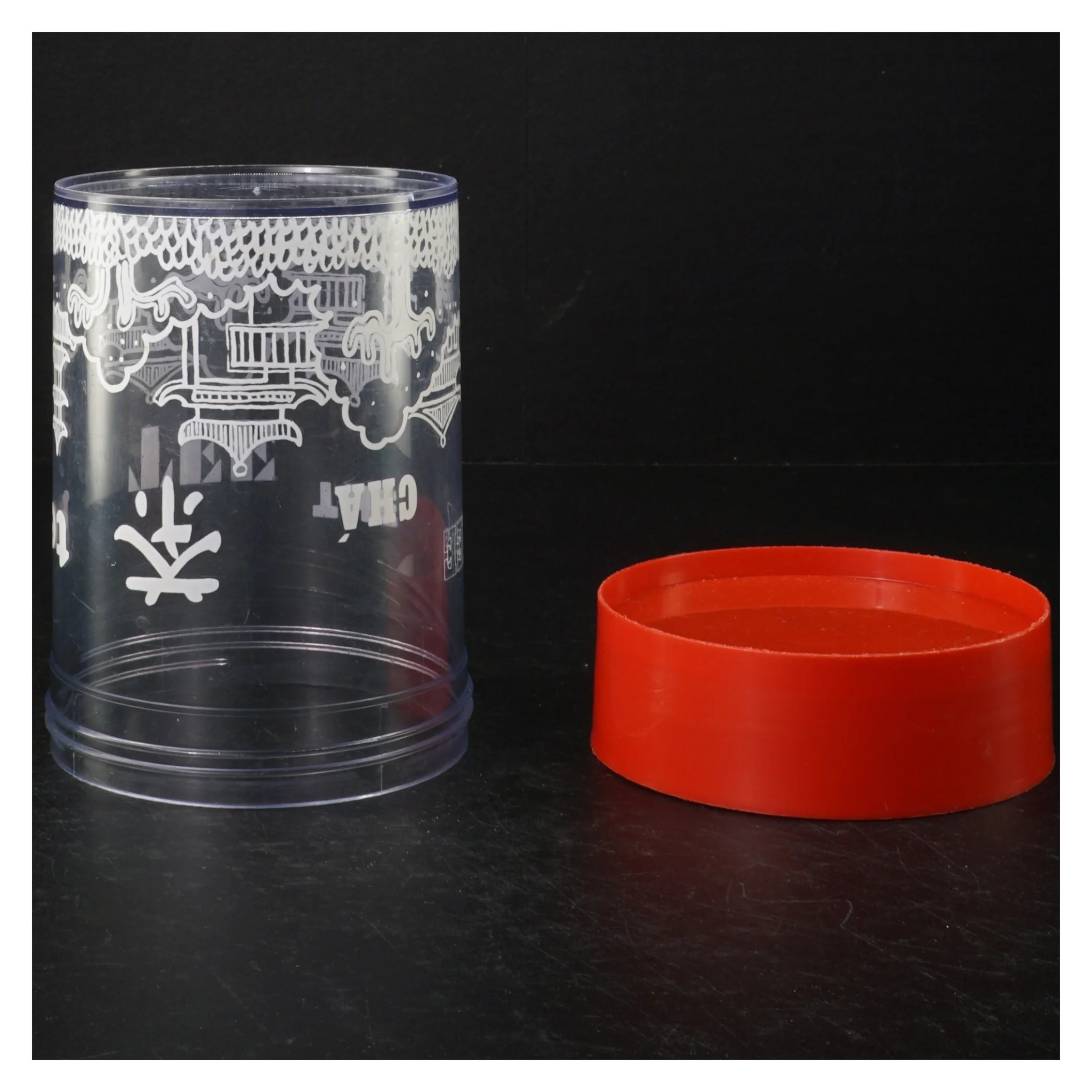 Gennemsigtig opbevaringsboks med rødt låg (str. H. 14 cm)