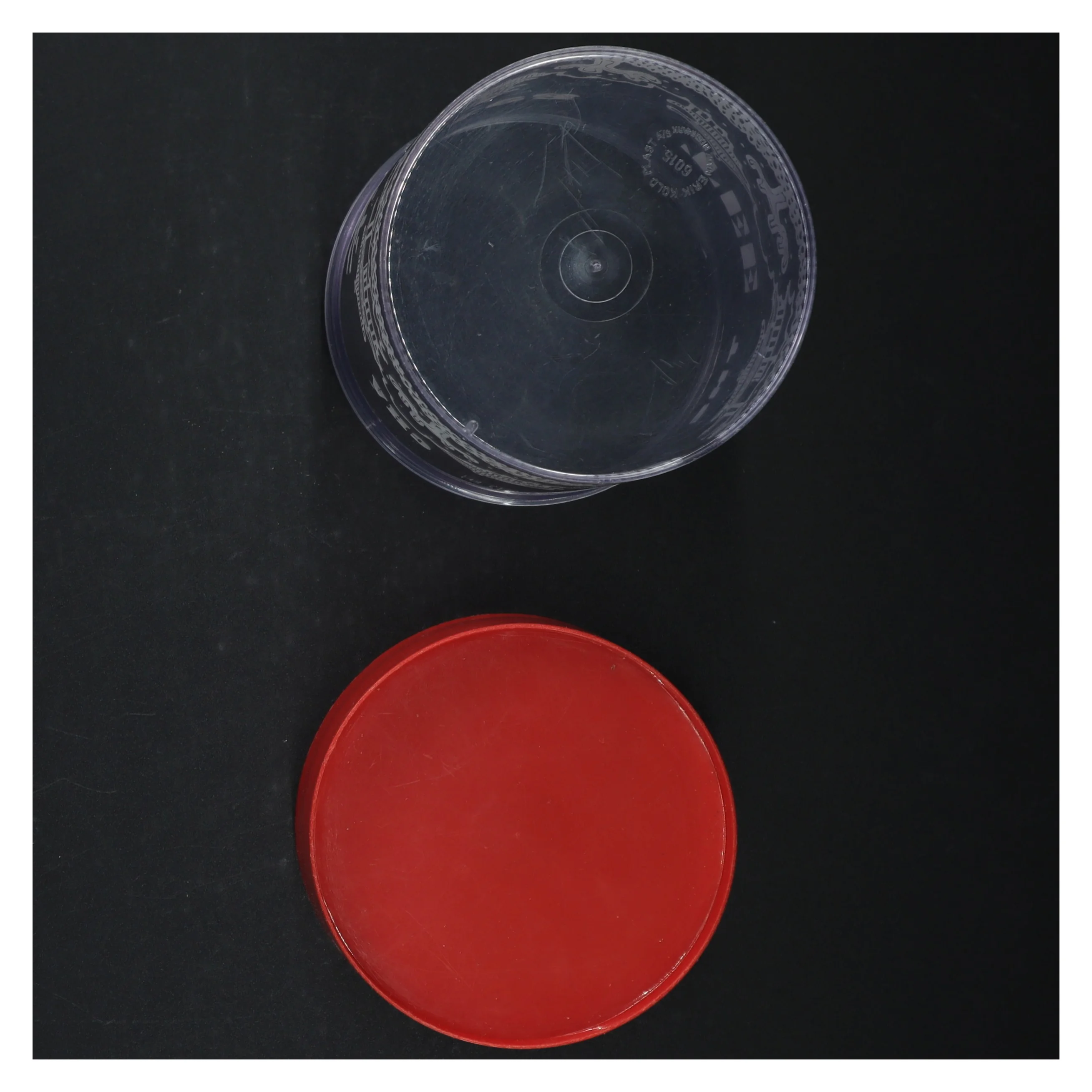 Gennemsigtig opbevaringsboks med rødt låg (str. H. 14 cm)