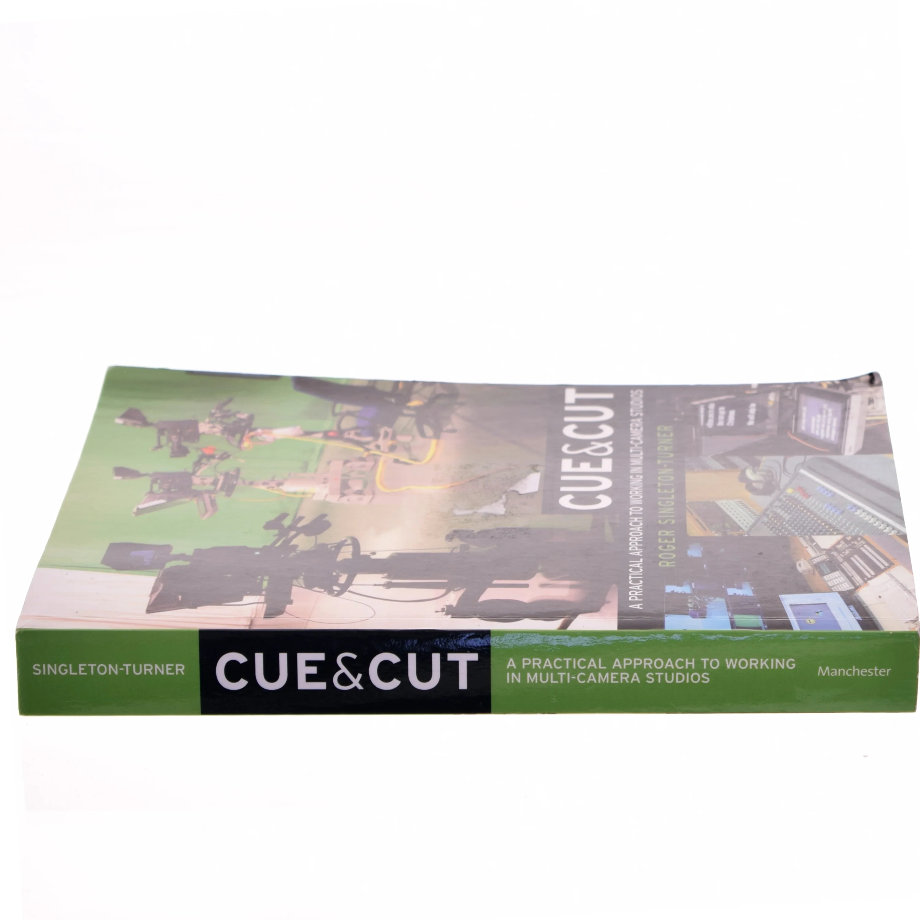 Cue & cut : a practical approach to working in multi-camera studios af Roger Singleton-Turner (Bog)