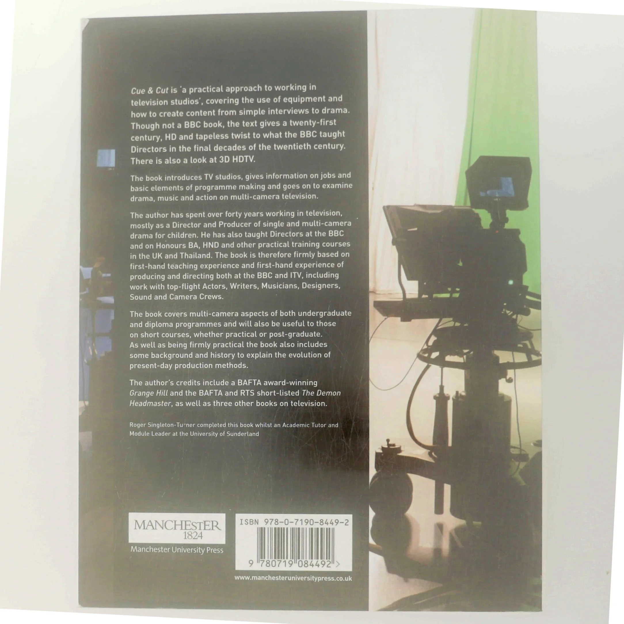 Cue & cut : a practical approach to working in multi-camera studios af Roger Singleton-Turner (Bog)