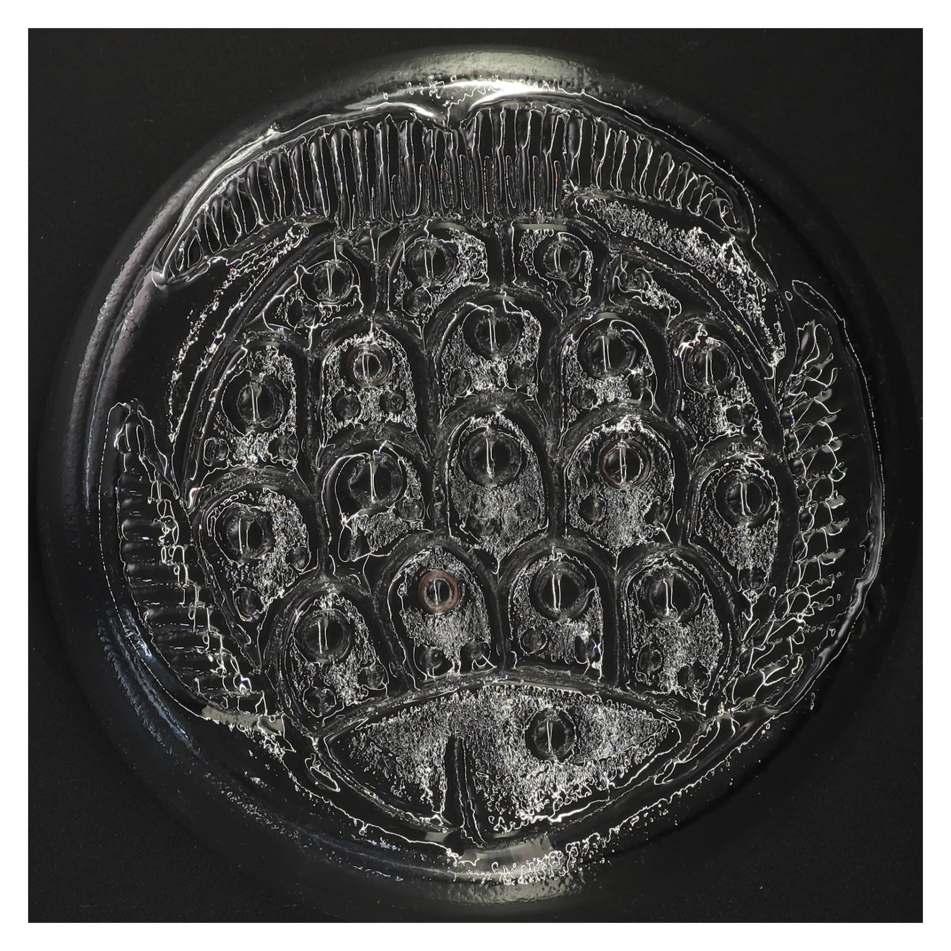 Glas serverings fad med fiskemotiv i bunden (str. 22 x 6 cm)