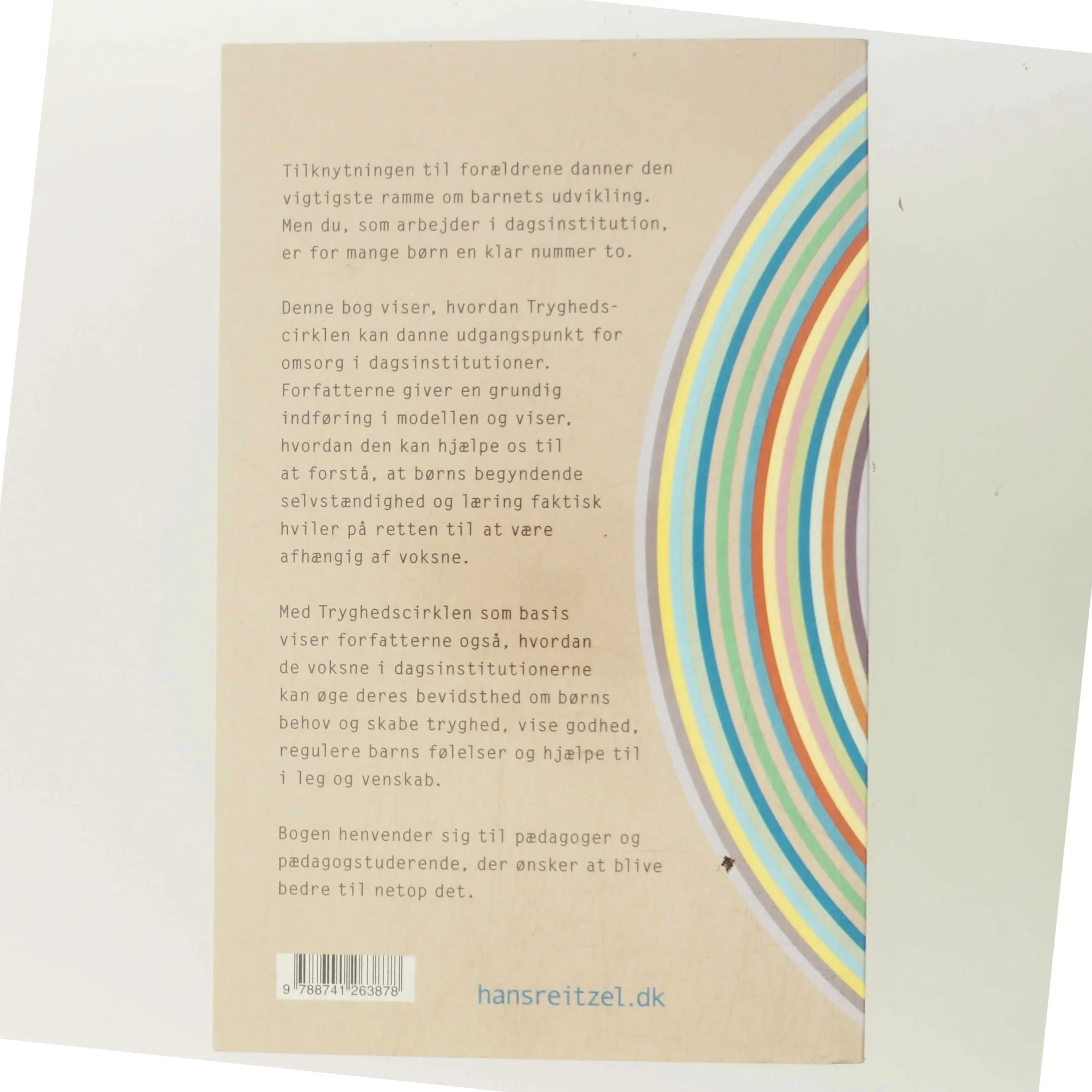 Se barnet indefra : hvordan man arbejder med tilknytning i daginstitutionen af Ida Brandtzæg (Bog)