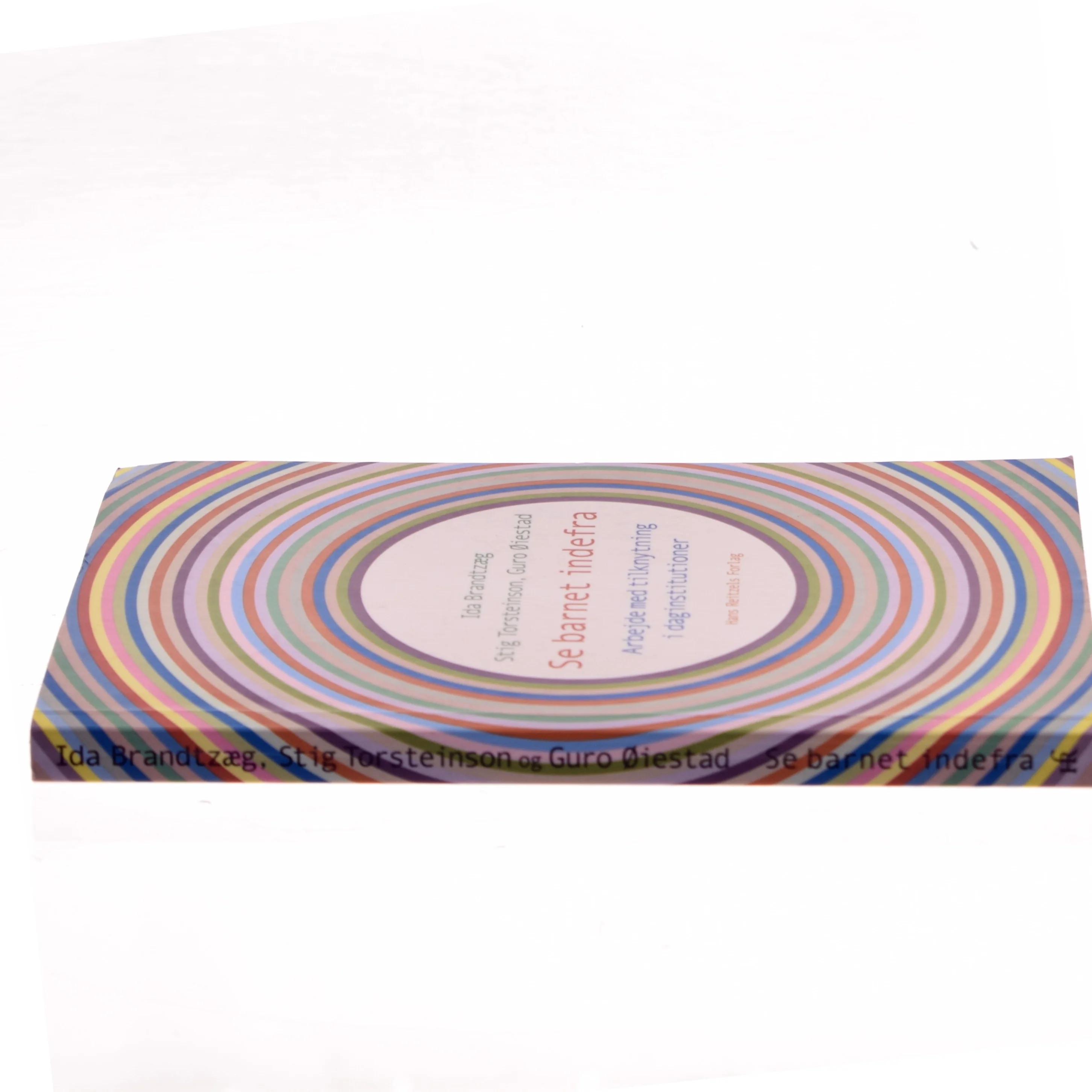 Se barnet indefra : hvordan man arbejder med tilknytning i daginstitutionen af Ida Brandtzæg (Bog)