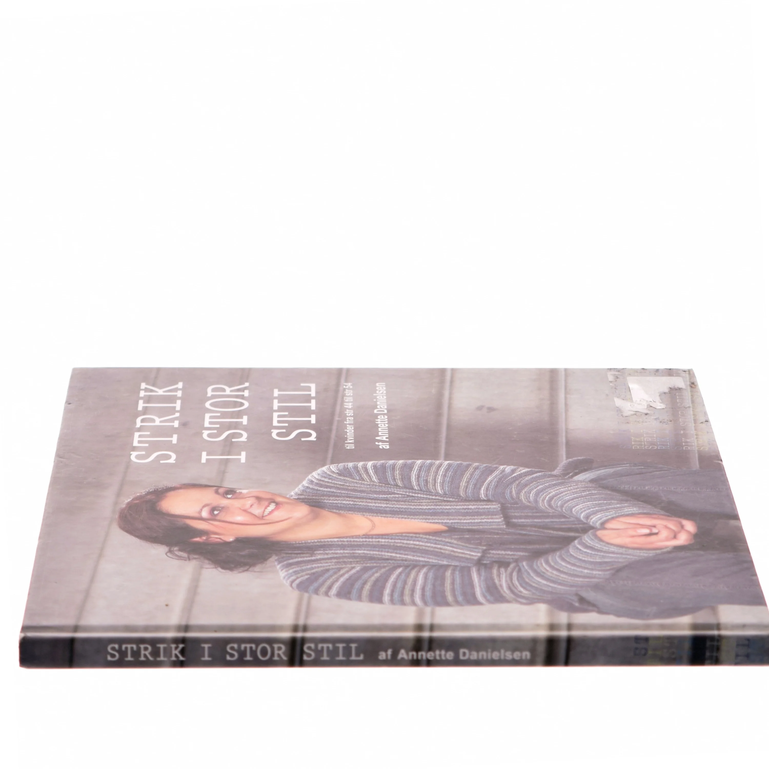 Strik i stor stil : til kvinder fra str 44 til str 54 af Annette Danielsen (Bog)