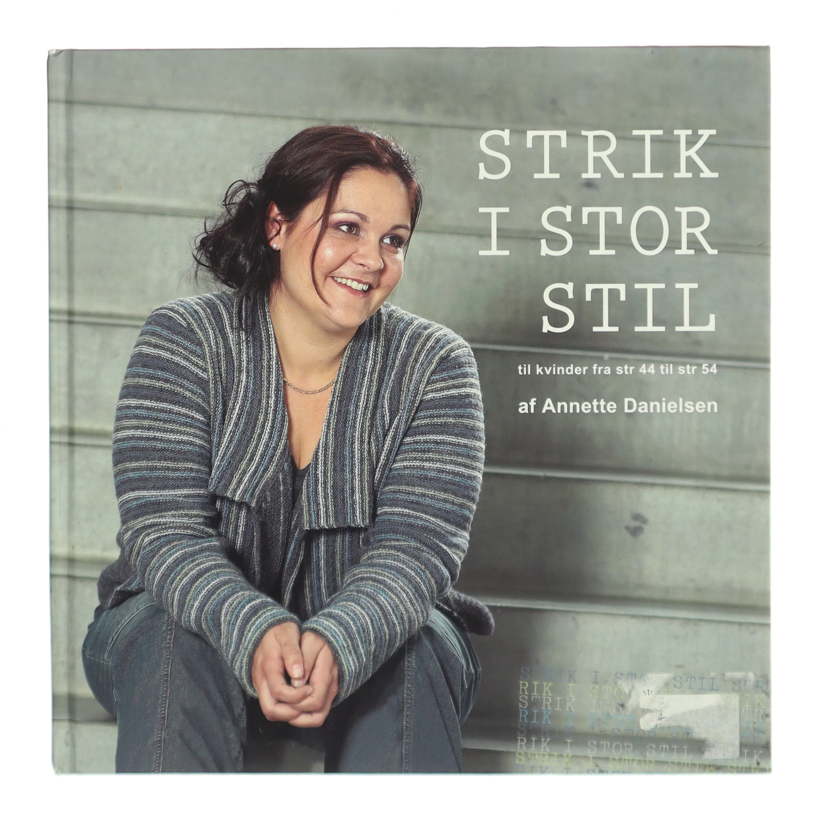 Strik i stor stil : til kvinder fra str 44 til str 54 af Annette Danielsen (Bog)