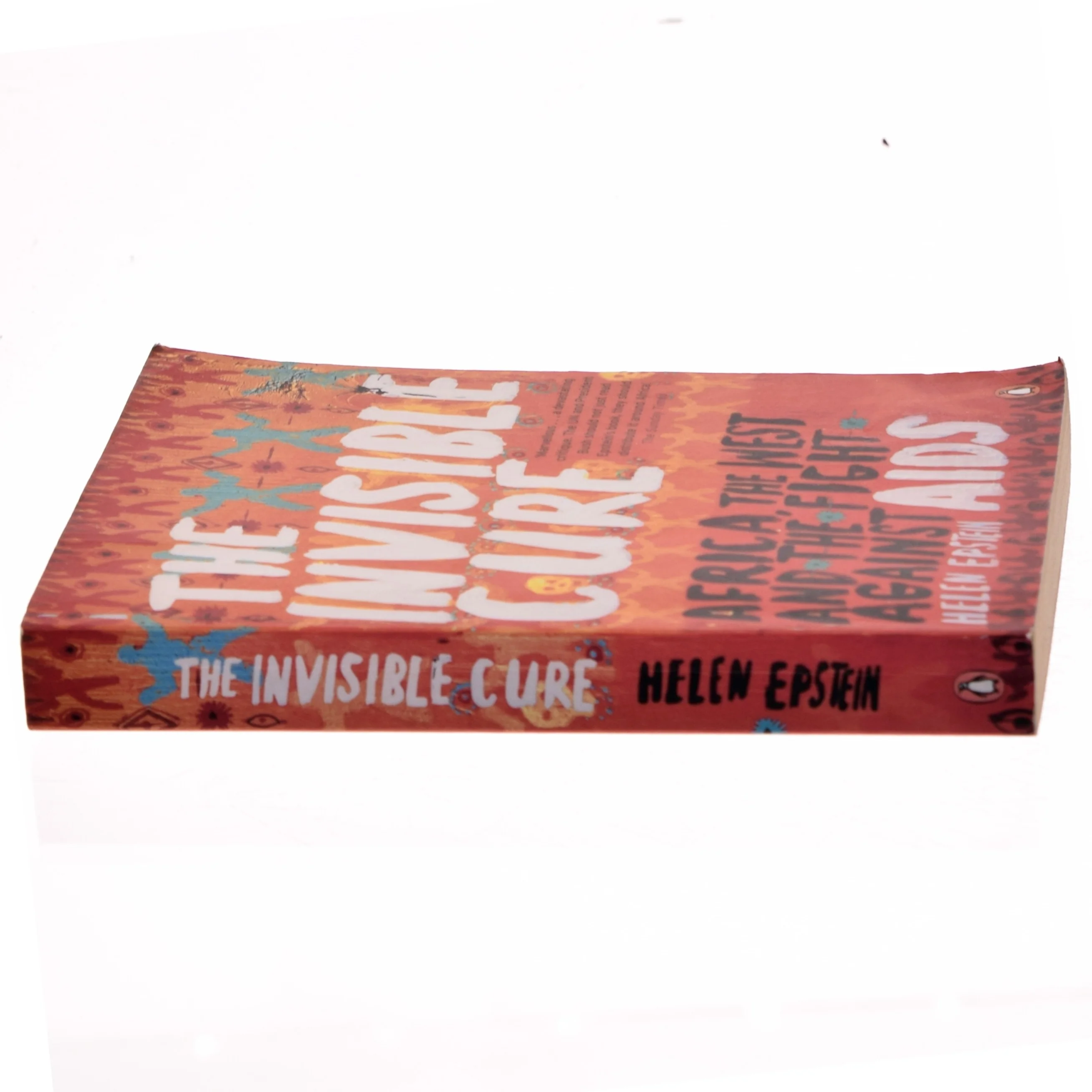 The invisible cure : Africa, the West, and the fight against AIDS (Bog)