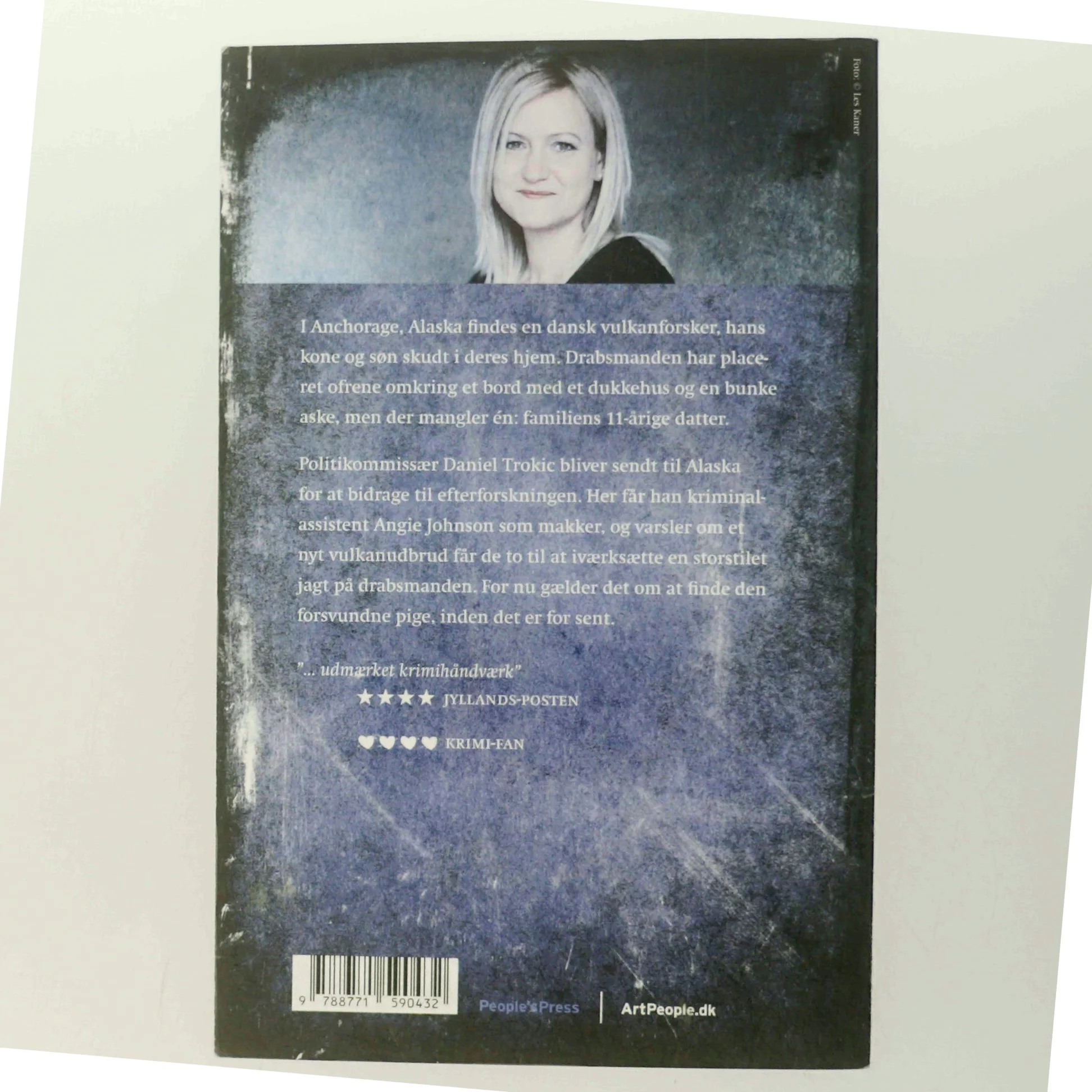 Under en sort himmel : krimi af Inger Wolf (Bog)