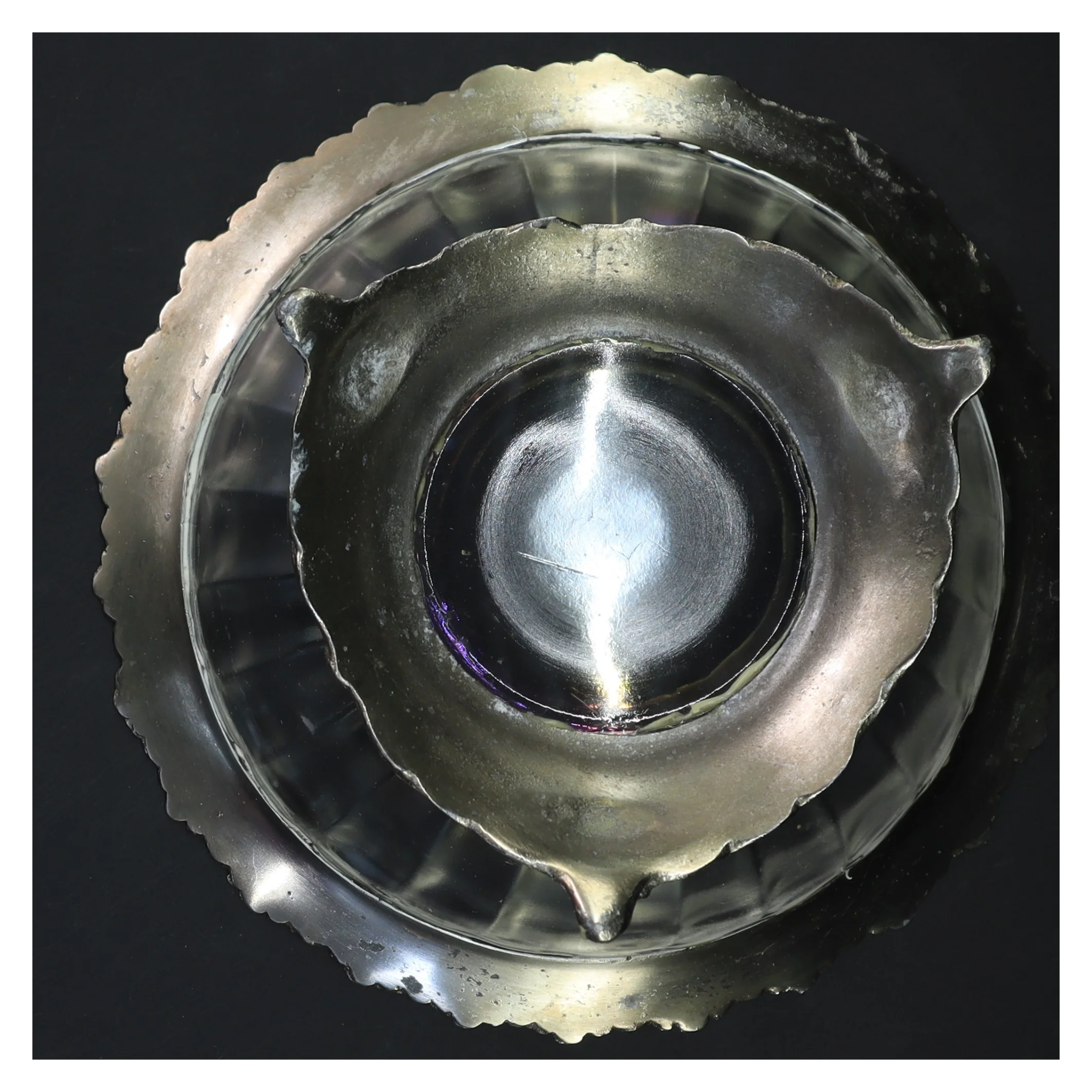 Iriseret glas skål med metalbase (str. Ø 21x12 cm)