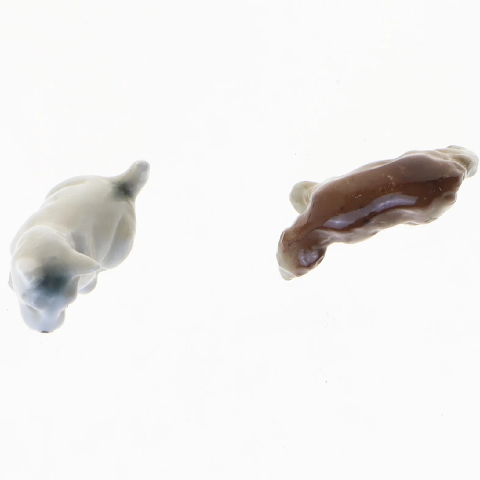 Porcelænsfigurer af hunde (str. 5 x 4 cm og 4 x 2 cm)