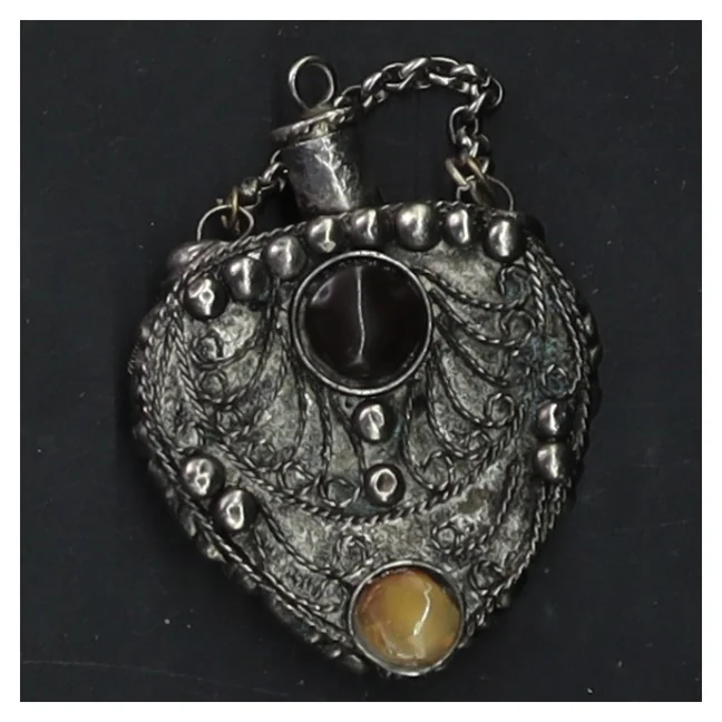 Vintage hjerteformet parfume vedhæng med sten (str. 6x5 cm)