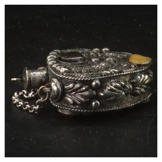 Vintage hjerteformet parfume vedhæng med sten (str. 6x5 cm)