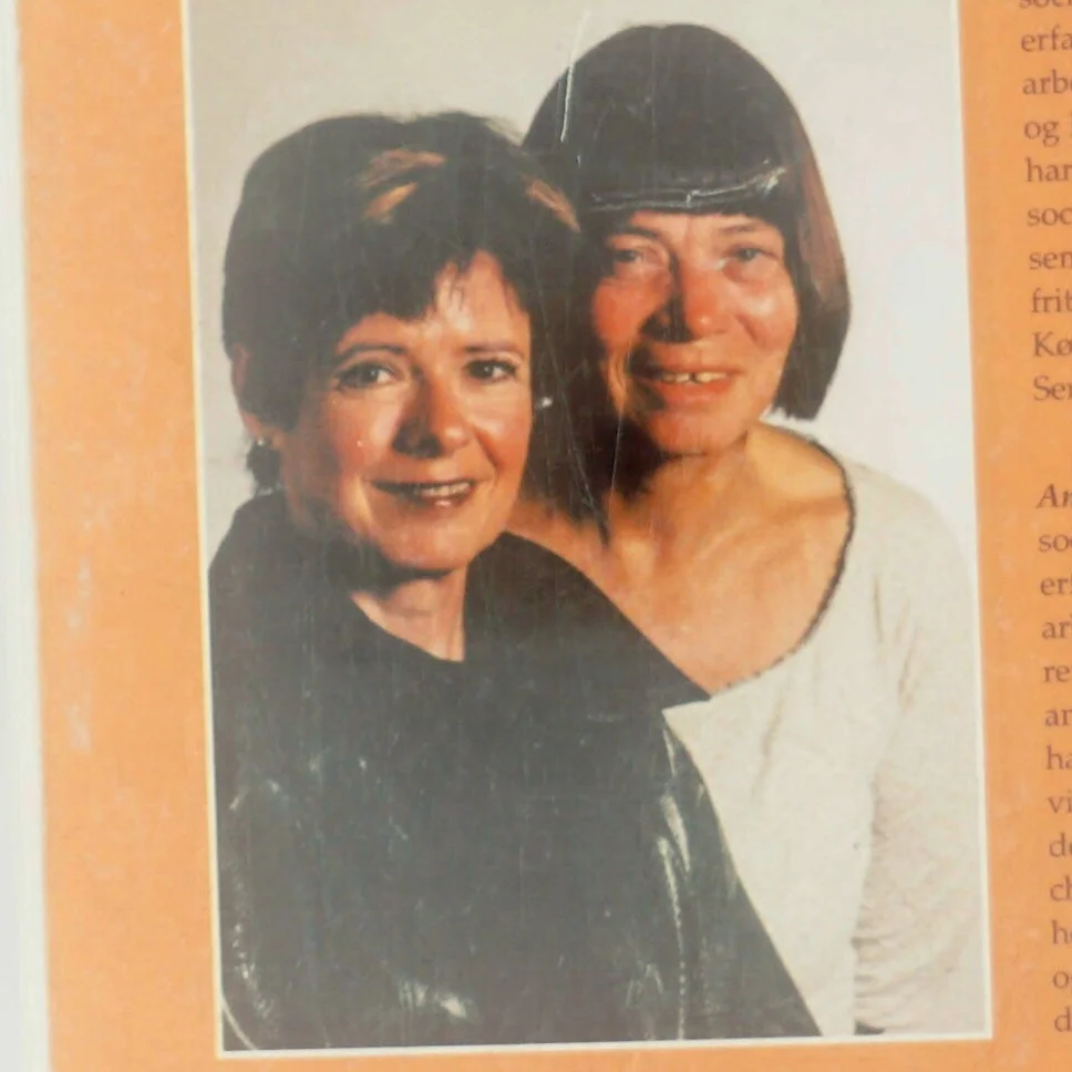 Hvad med børnene? : lære- og håndbog om pædagogens sociale arbejde med børnefamilier af Jo Leunbach og Anette Laigaard (Bog)