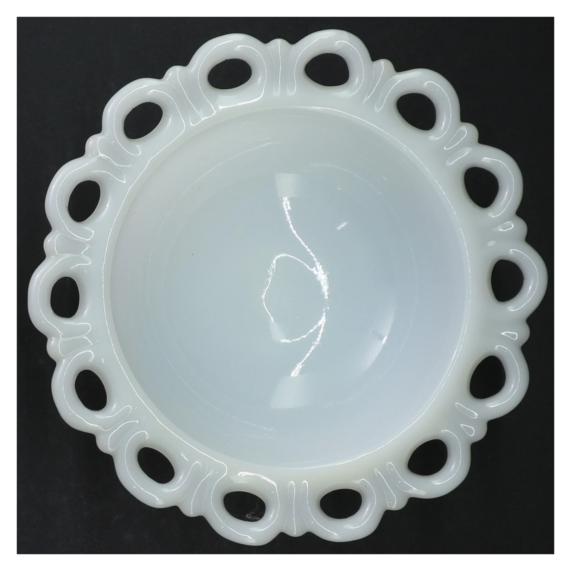 Hvid opalglas fad m. dekorative kanter (str. 17 cm)