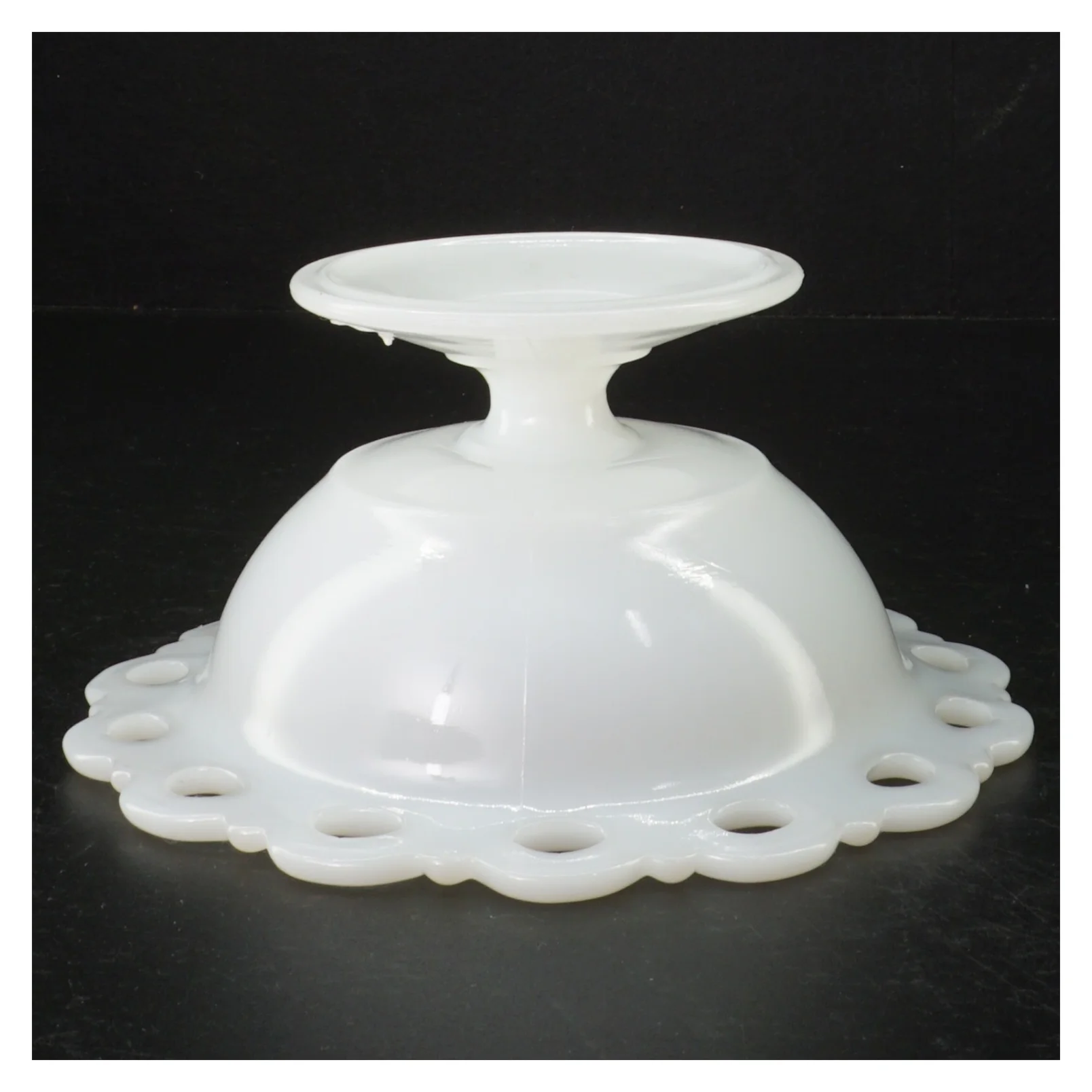 Hvid opalglas fad m. dekorative kanter (str. 17 cm)