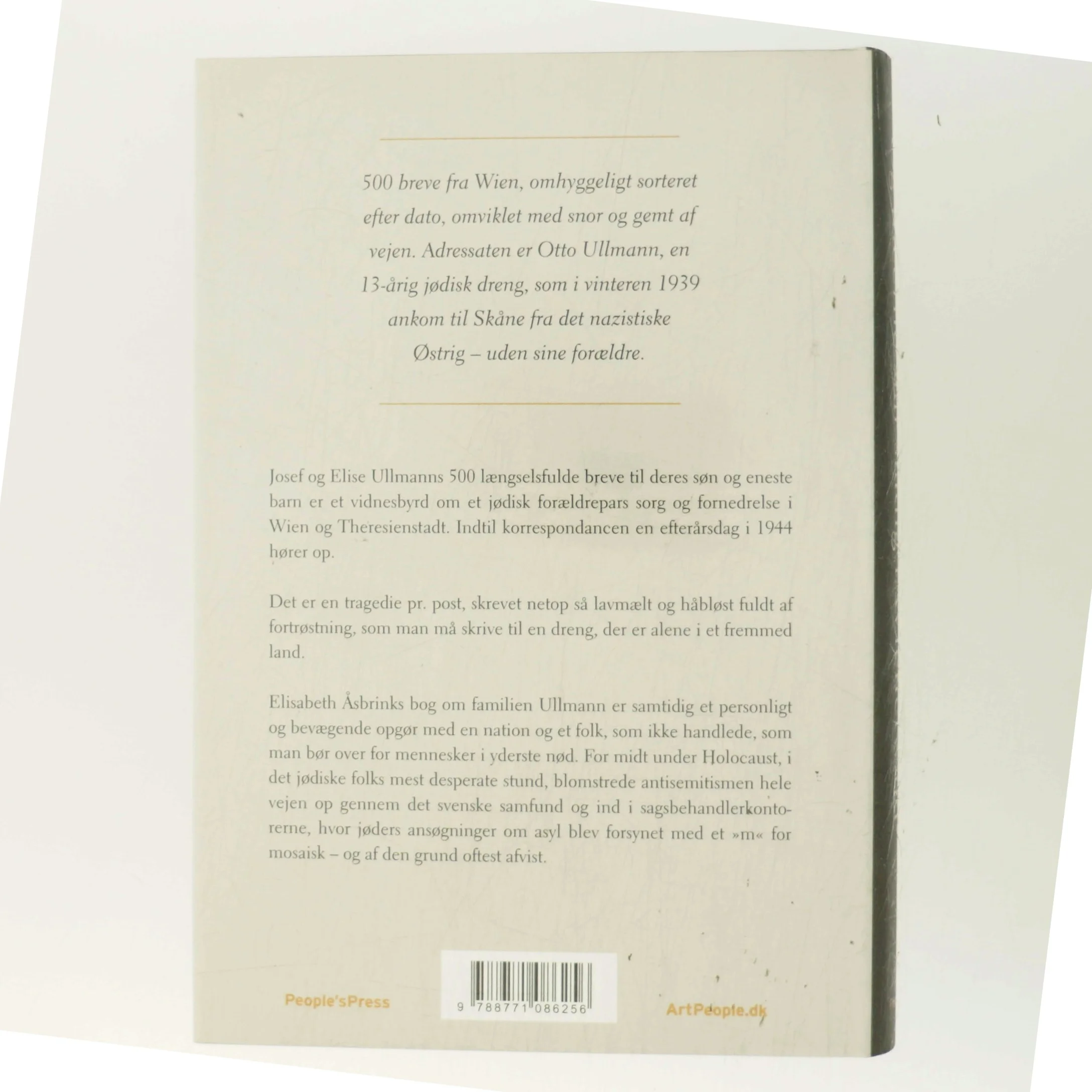 Og træerne står stadig i Wienerwald af Elisabeth Åsbrink (Bog)