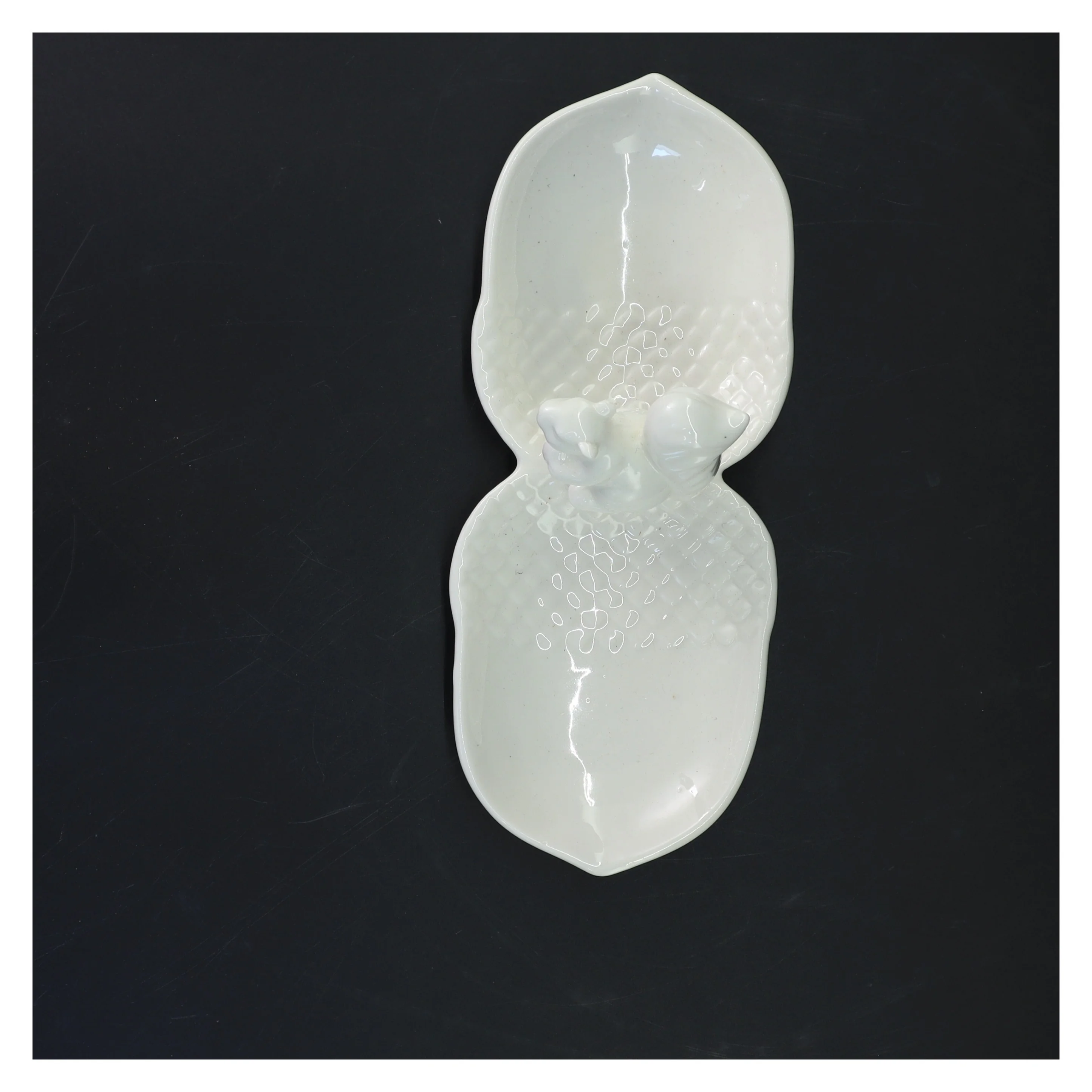 Keramisk dobbelt skål med Egern skulptur (str. 24x7 cm)