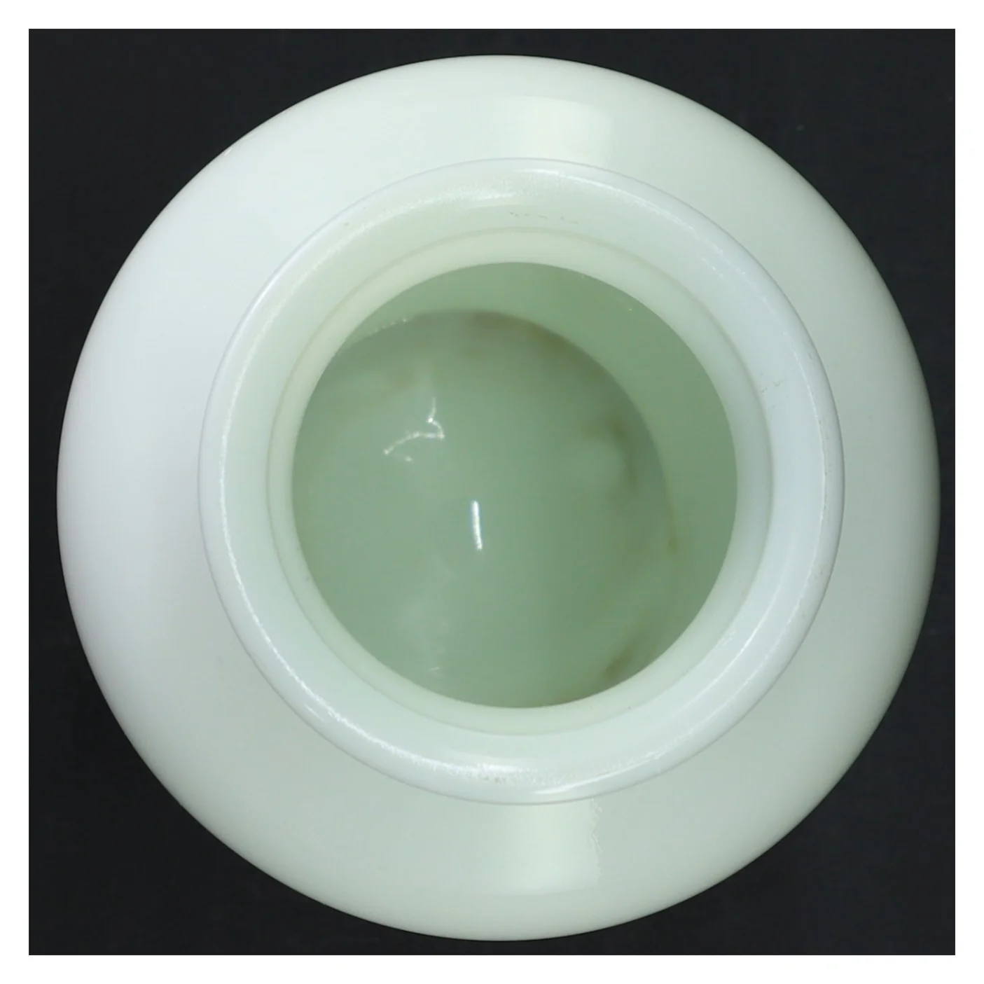 Vase i presset Opaline Mælkeglas med blåt blomstermotiv (str. 22 cm)