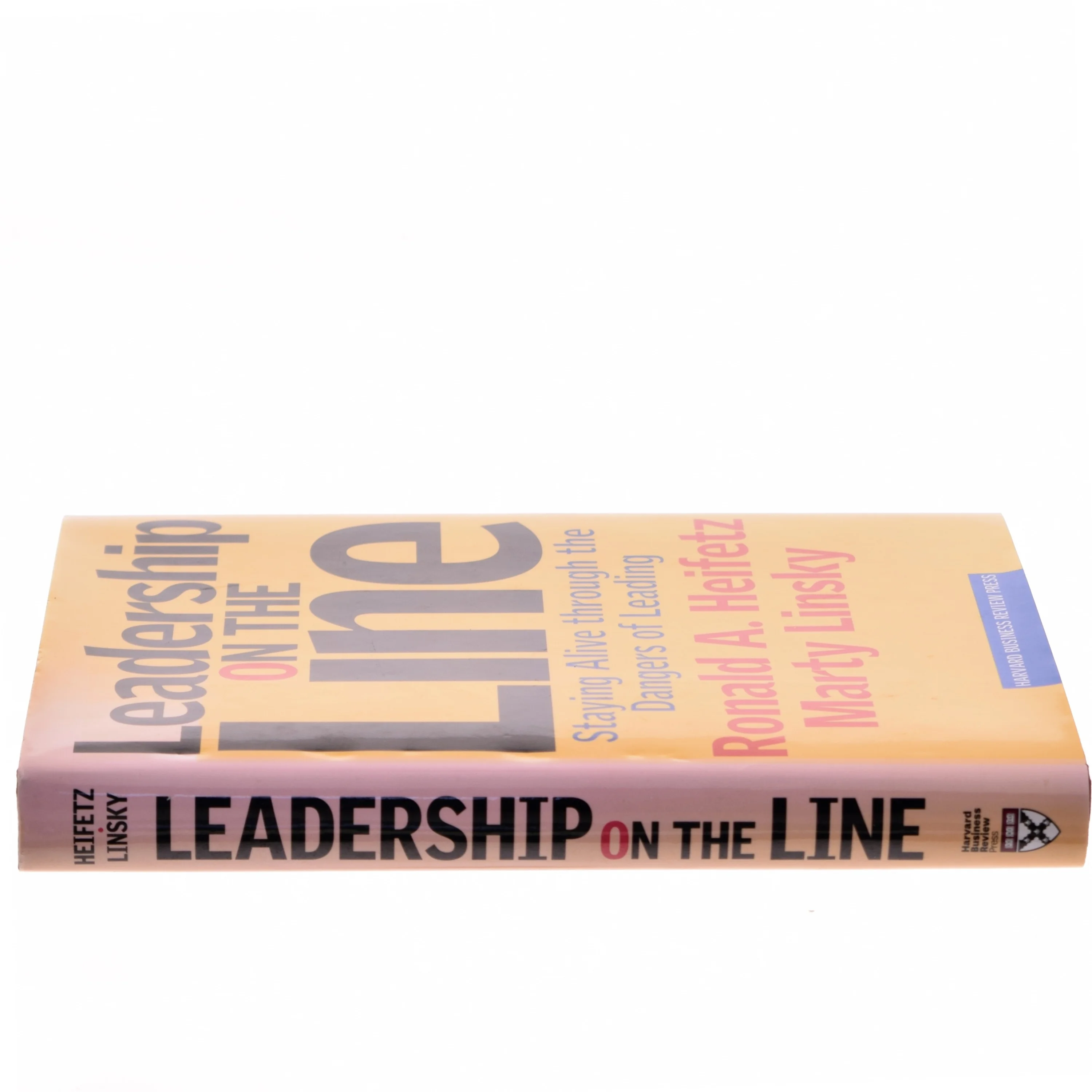 Leadership on the line : staying alive through the dangers of leading (Bog)