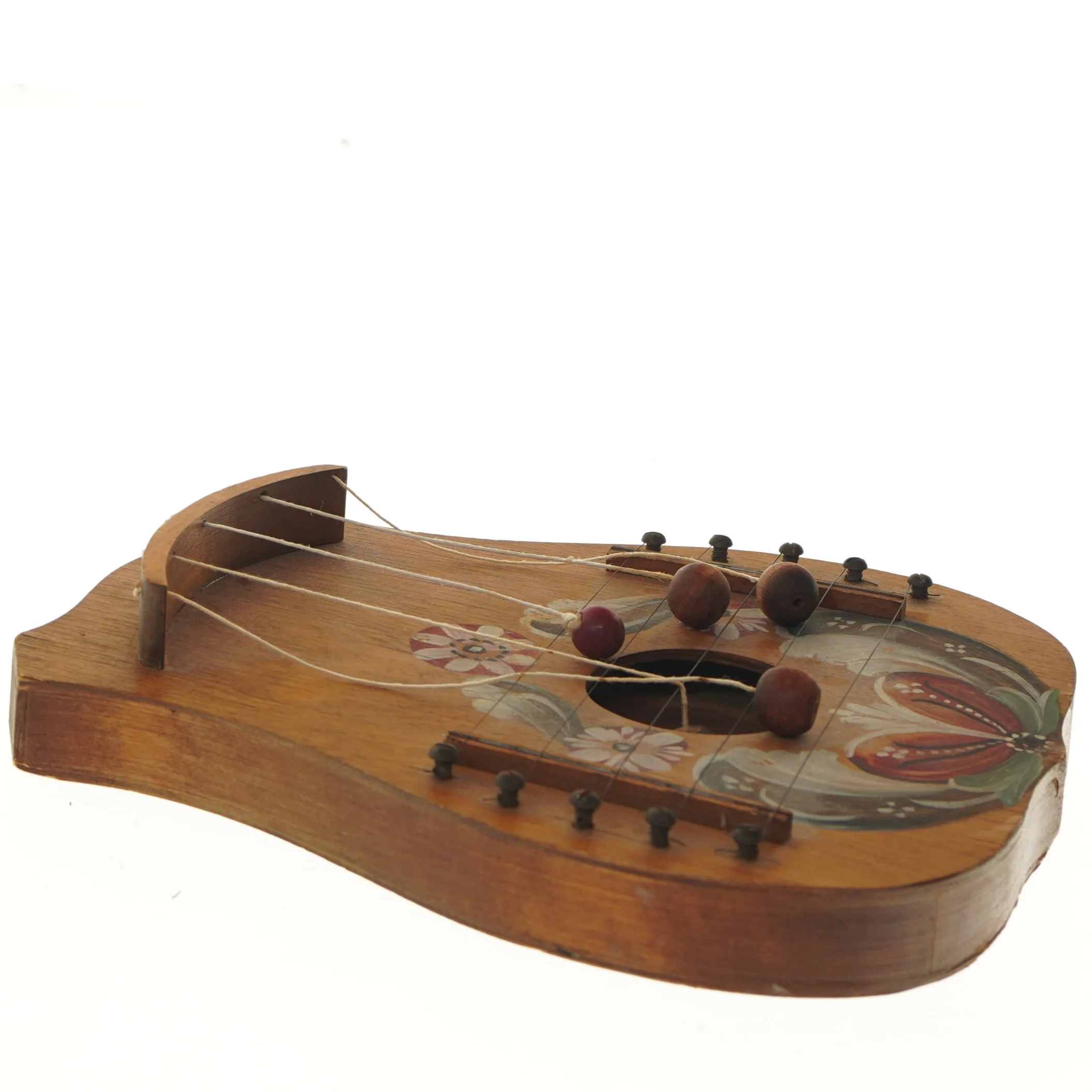 Dekorativt dørharpe, et traditionelt skandinavisk musikinstrument og samlerobjekt, der typisk hænges på indersiden af en dør. Oprindelse: Stammer fra Skandinavien (Sverige, Norge, Danmark) og har eksisteret i mindst tre århundreder. Funktion: Når døren åb