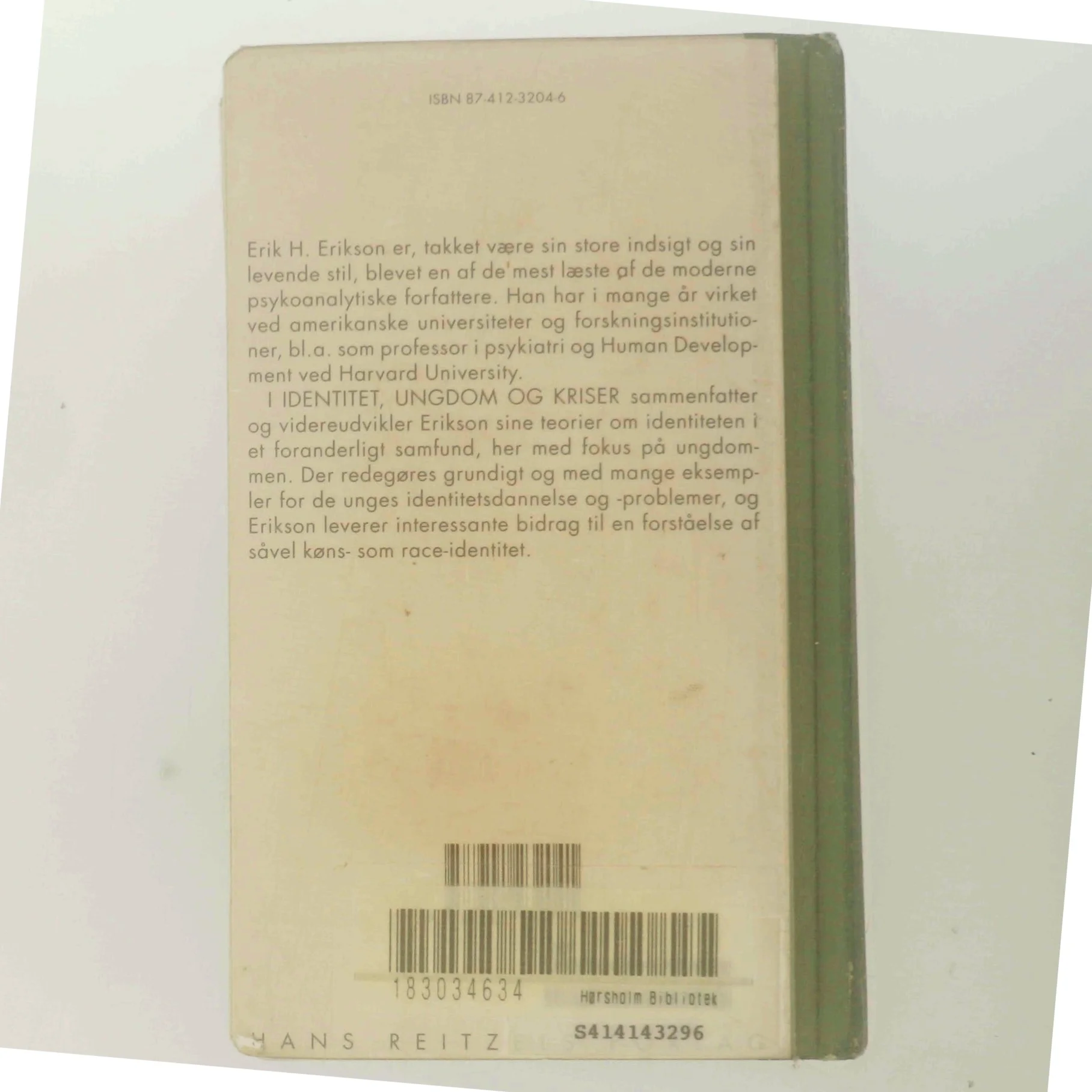Identitet ungdom og kriser af Erik H. Erikson (Bog)